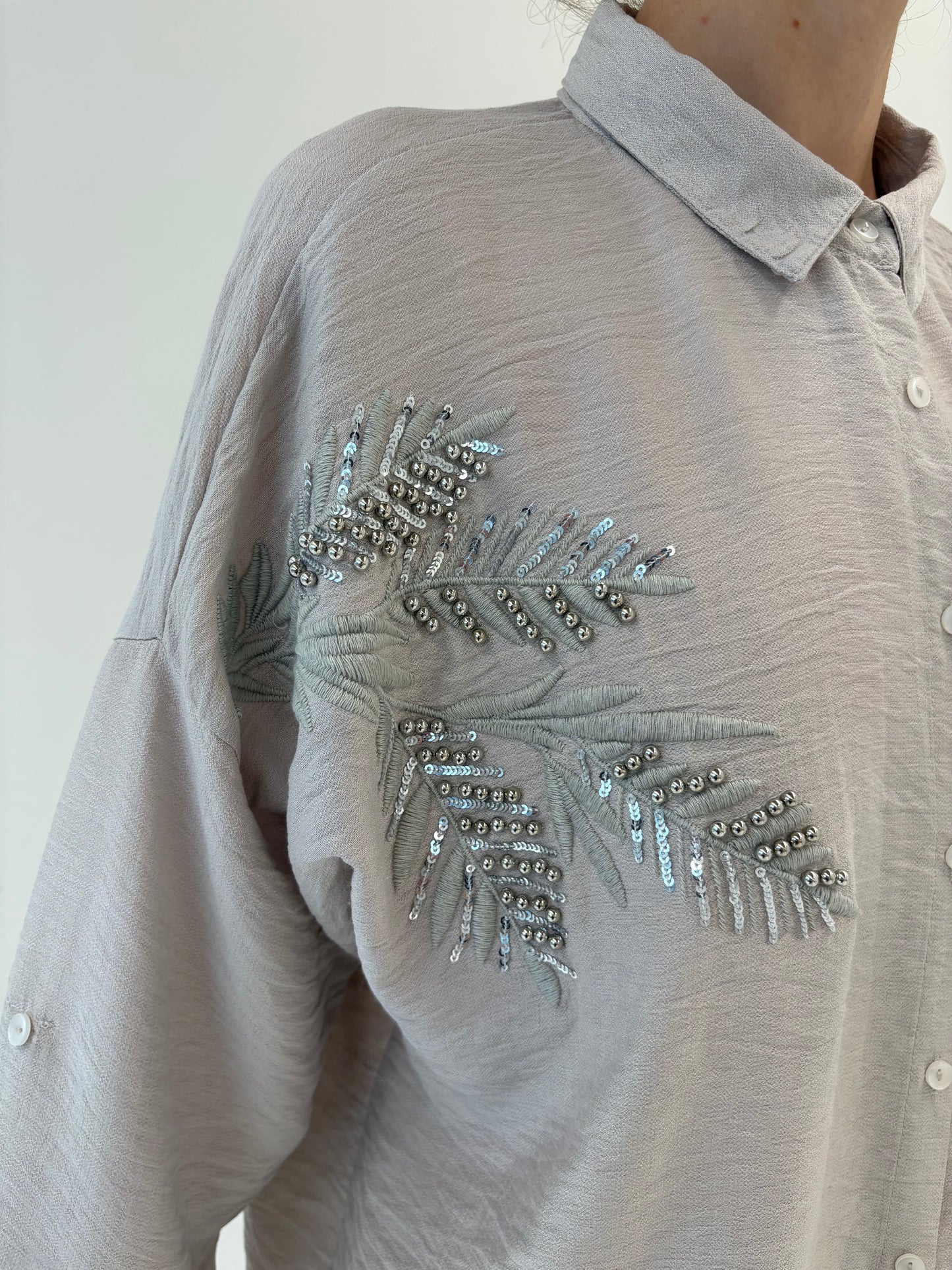 Cămașa warm gray cu aplicații argintii și broderie în croi lejer