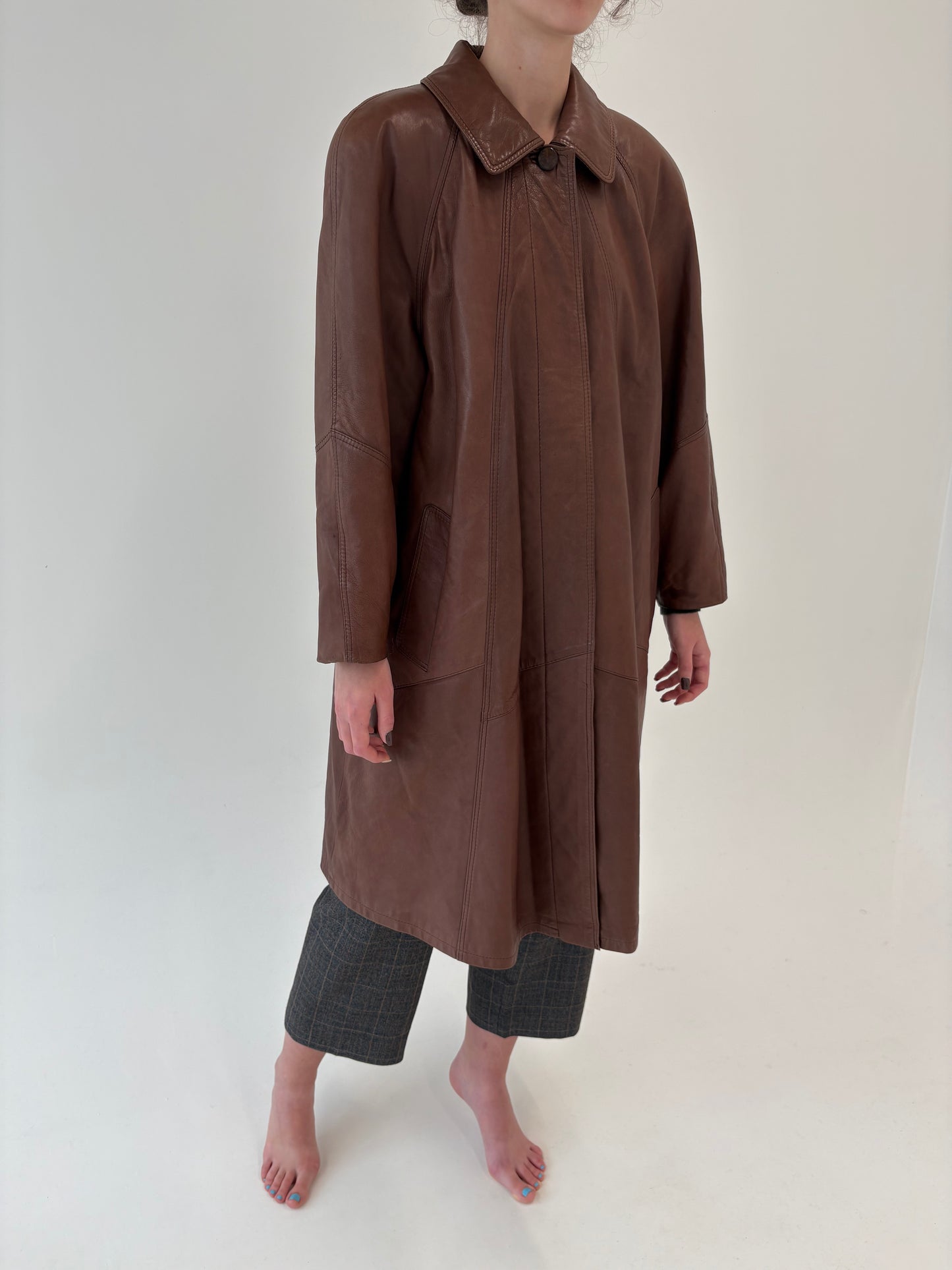 Pardesiu vintage chocolate brown petite în croi drapat din piele naturală