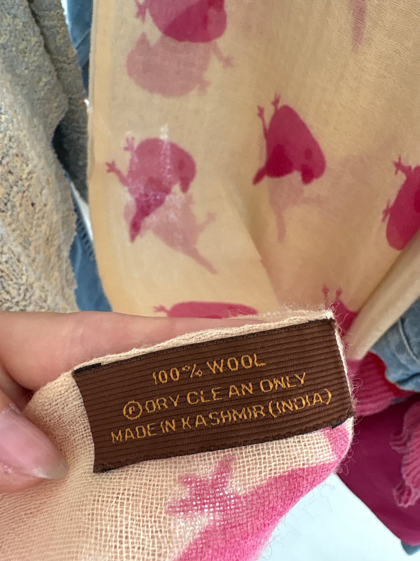 Eșarfă XXL butter jude din lana extrafina cu print fucsia