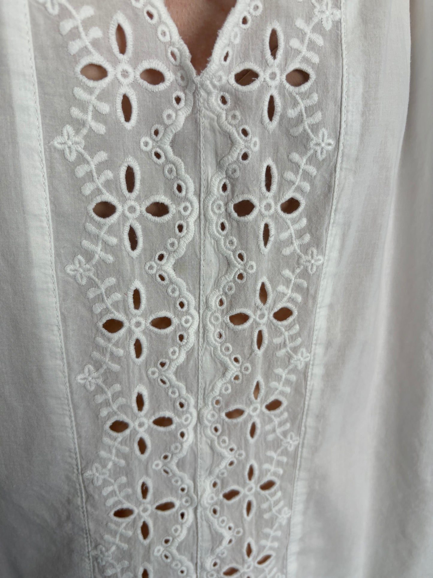 Top superb cu broderie anglaise