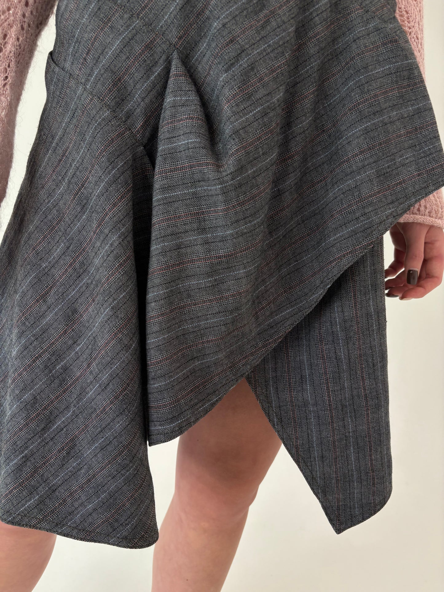 Fustă din stofă de lana extrafina in carouri și croi deosebit