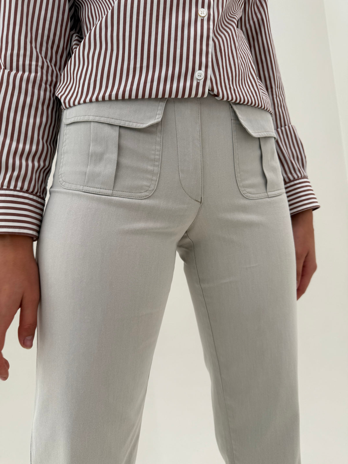 Pantaloni warm gray Armani în croi straight leg din bumbac gros