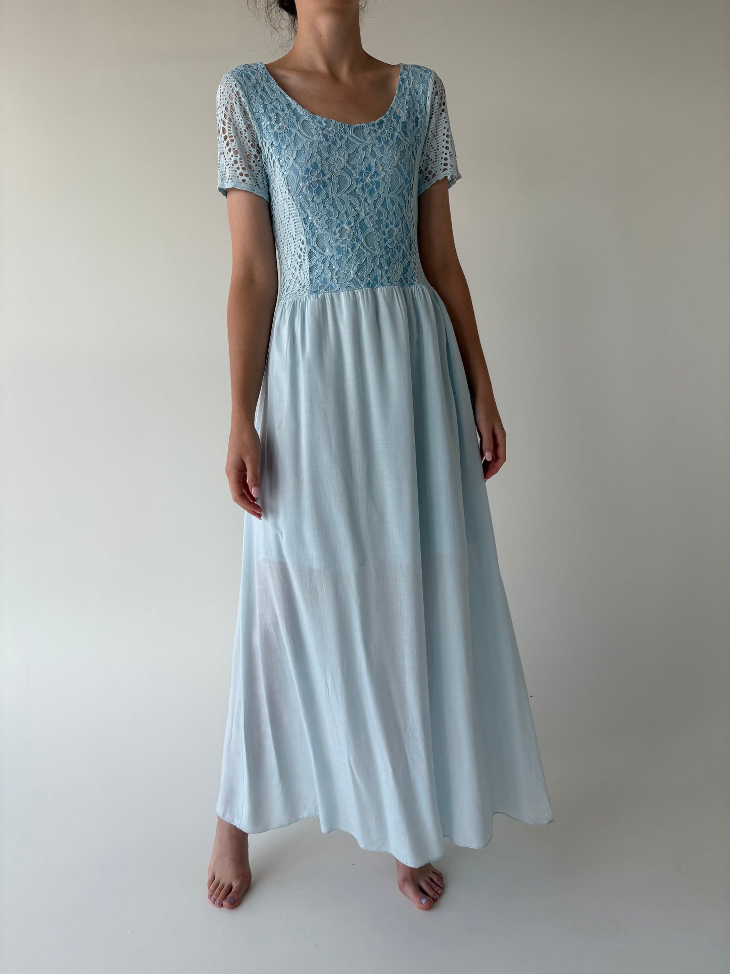 Rochie maxi baby blue vaporoasă cu dantelă cu aplicații delicate
