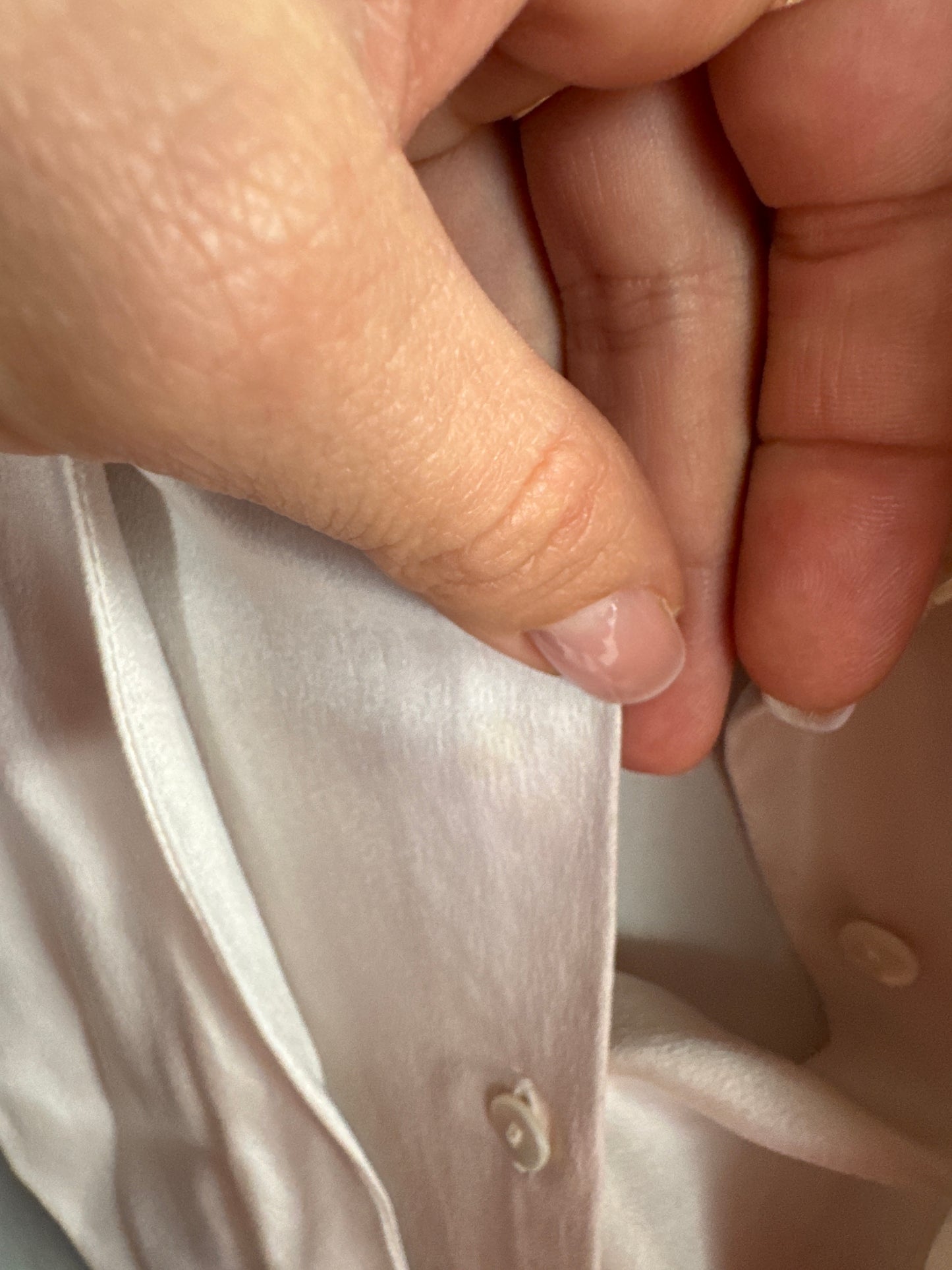 Cămașa din mătase naturală în culoare foarte pudrată cu eșarfă chic