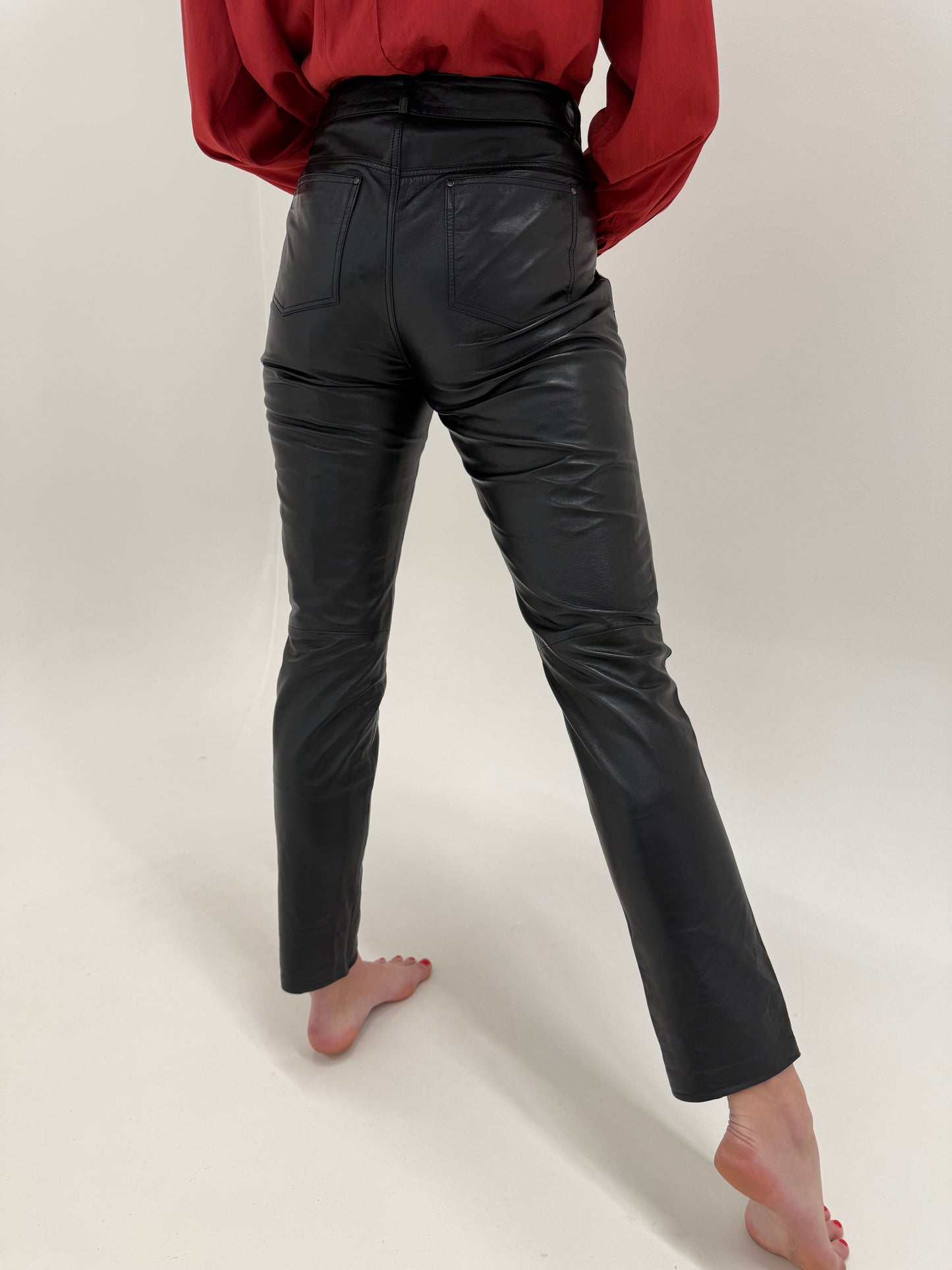 Pantaloni din piele naturală mănușă în croi pe picior super actual