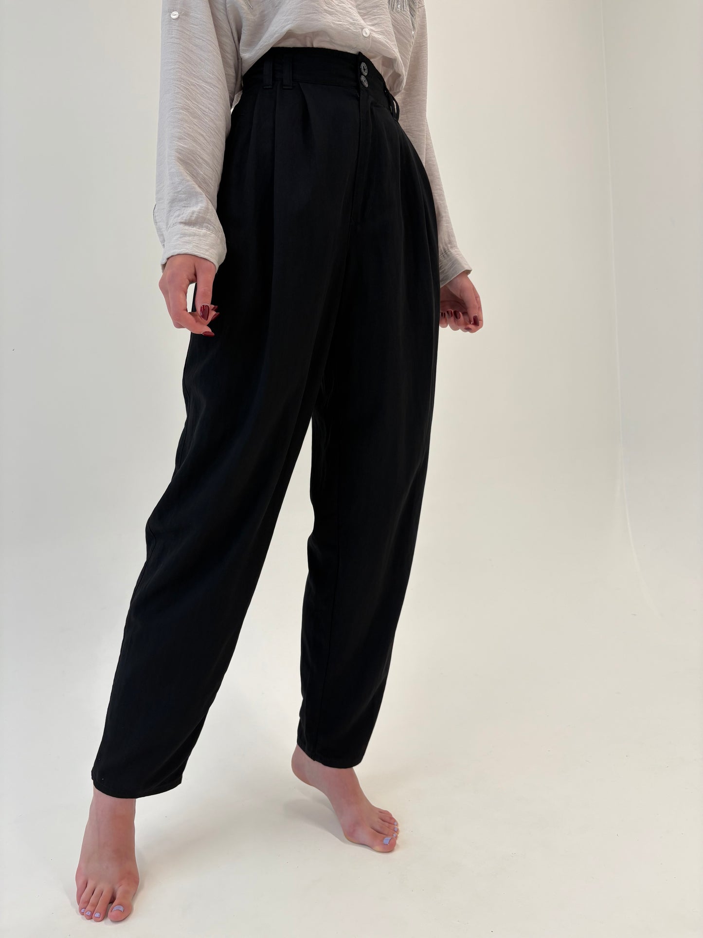 Pantaloni negri tall in croi Barrel cu pense și talie ultra înaltă
