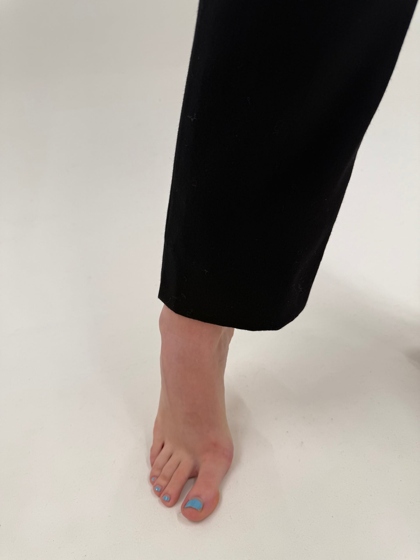 Pantaloni negri țigaretă de la zi la seară din lana extrafina