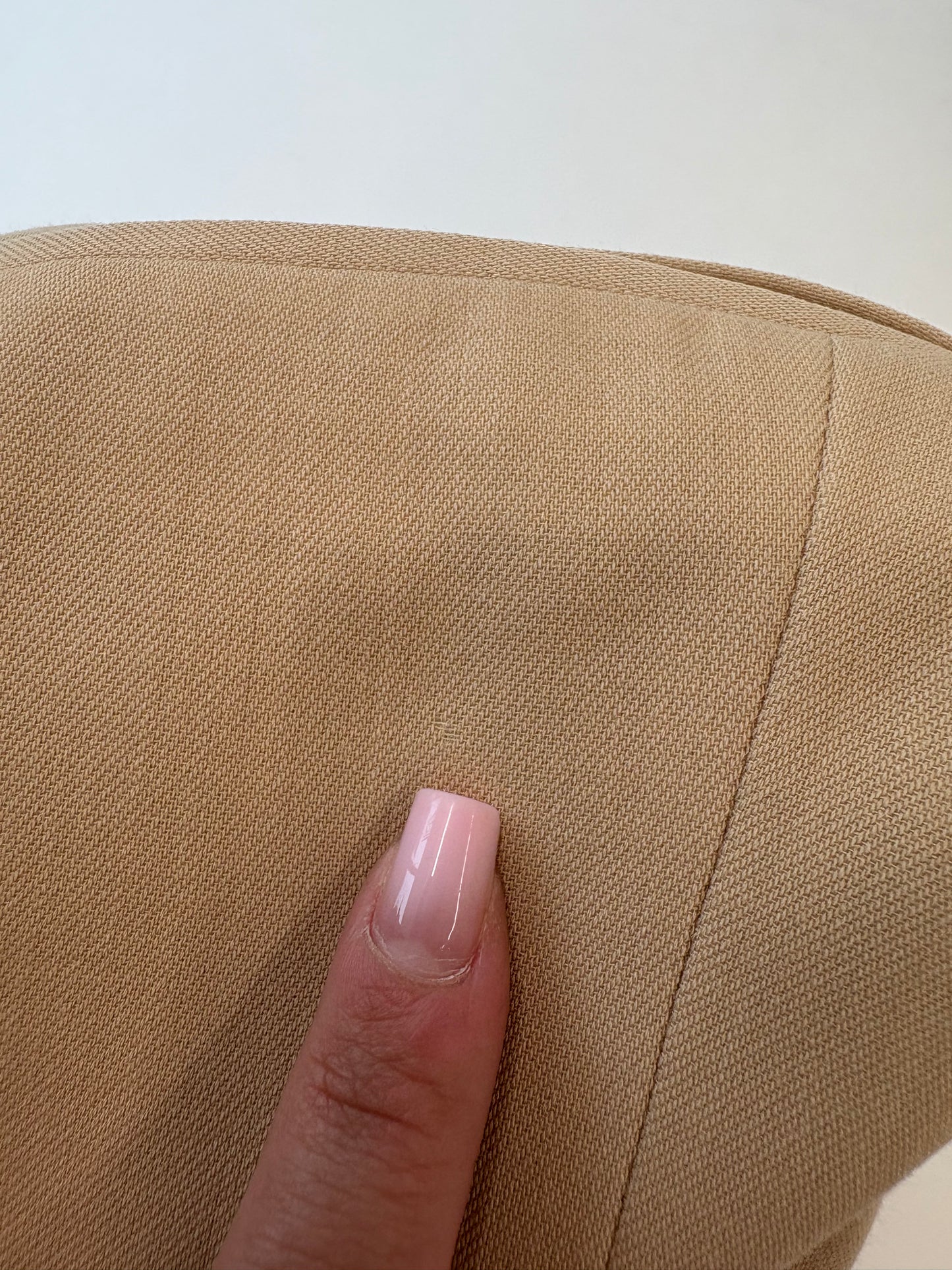 Sacou camel în croi minimalist cu închidere tip smoking din lana extrafina