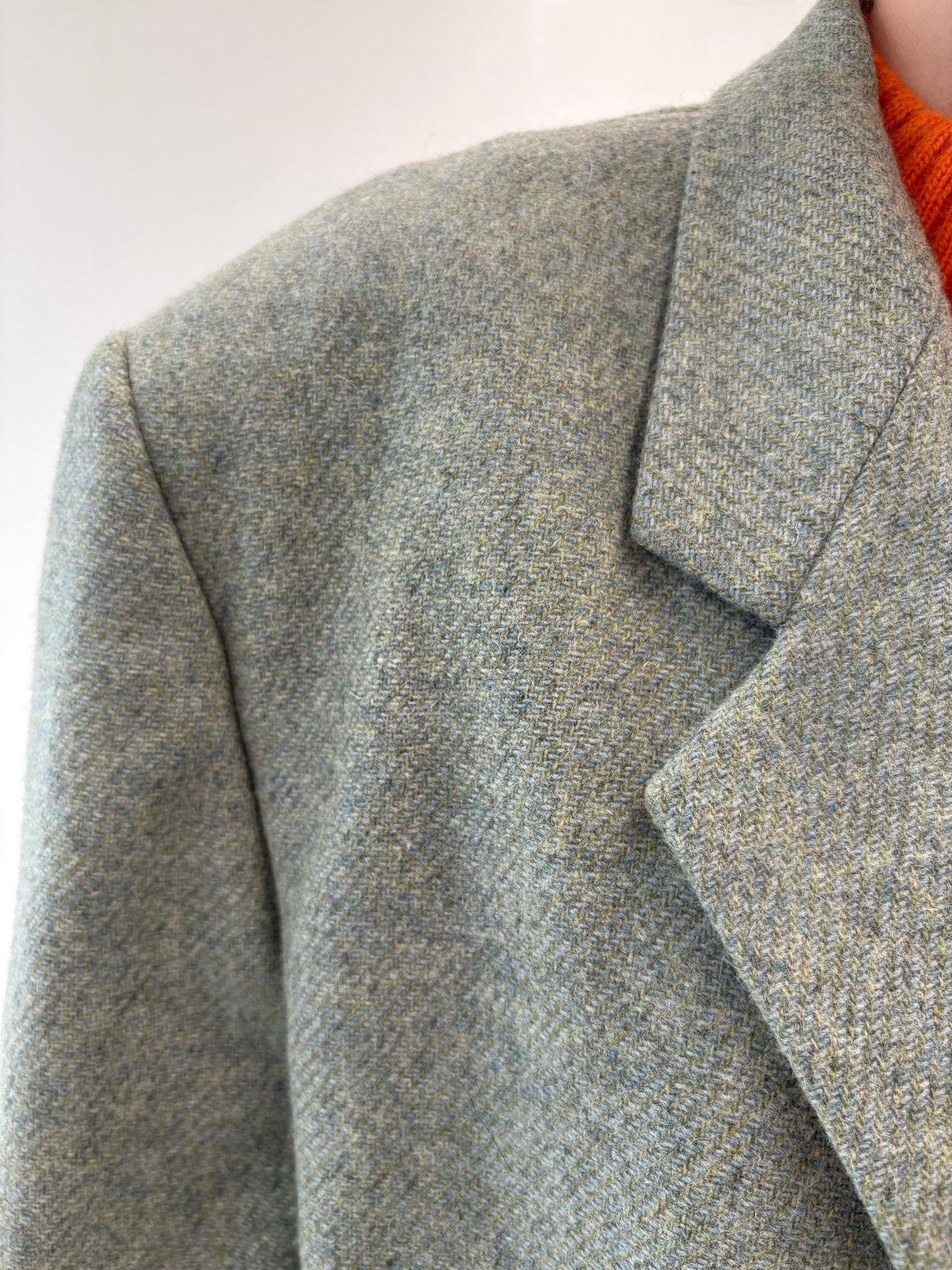Sacou Sage green din tweed plin de lana excepțională cu inserții pudrate
