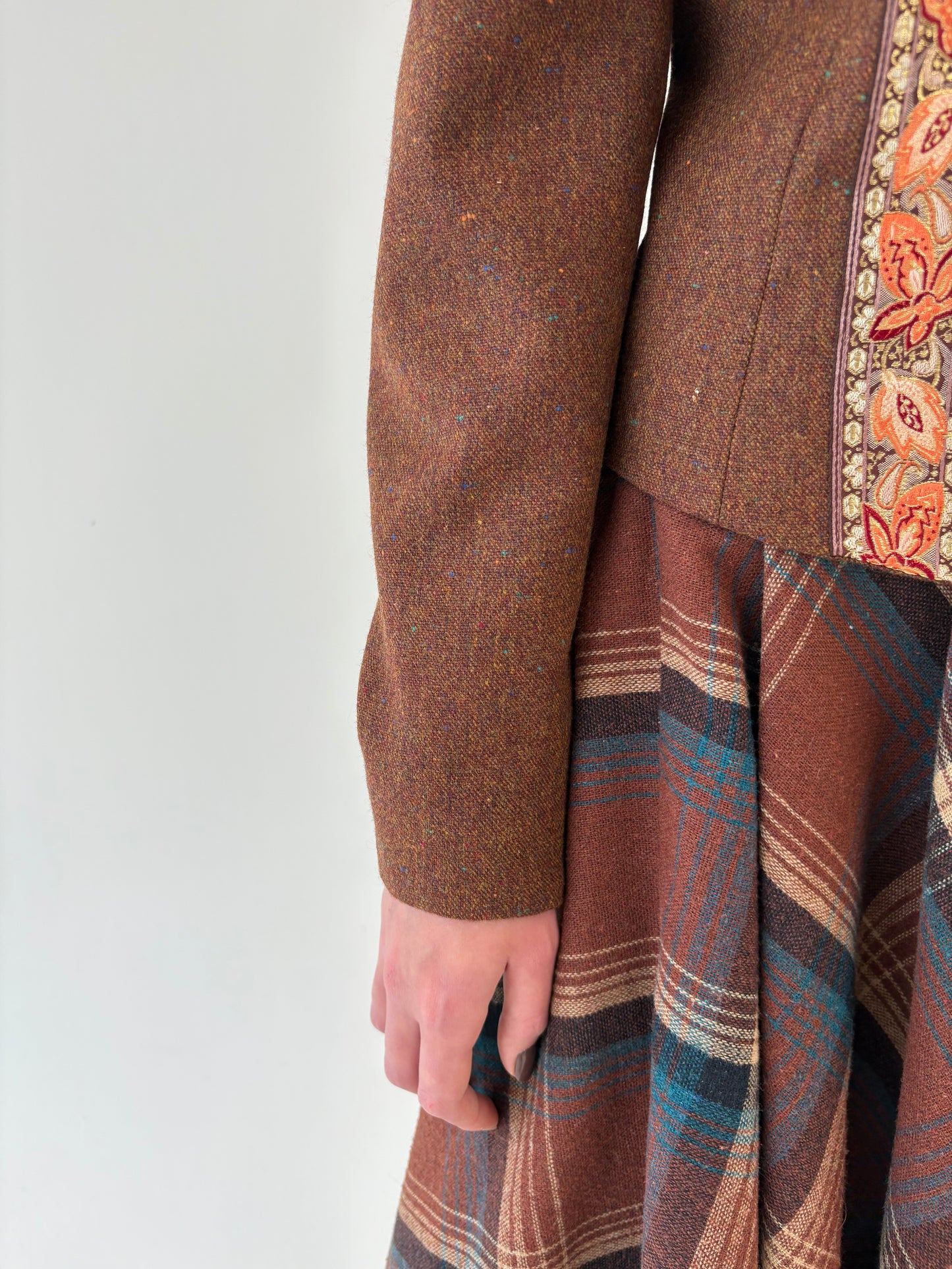 Sacou vintage caramel brown 80% lana cu inserție de brocart nou cu eticheta
