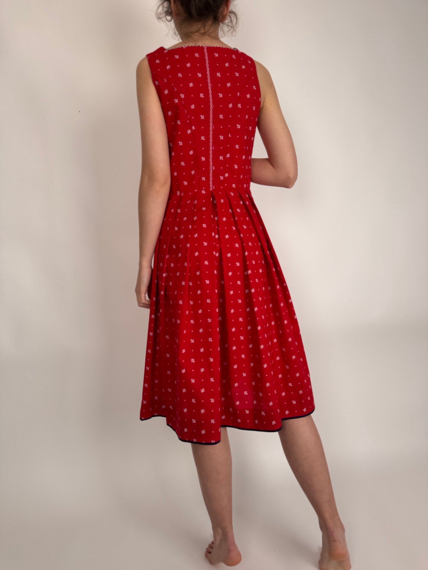 Rochie vintage cherry red cu corsaj și talie ultra marcată din pânză fină