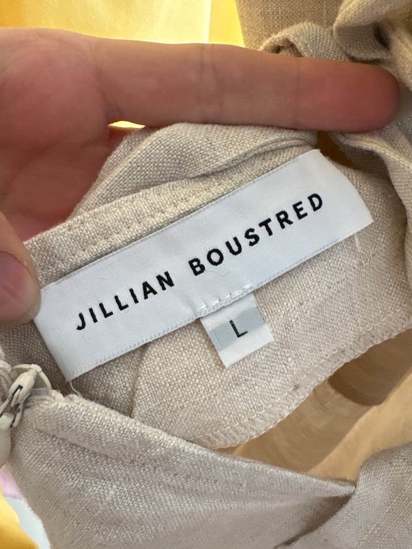 Rochie în croi minimalist cu decupaj la spate și corsaj din pânză de in sand nude
