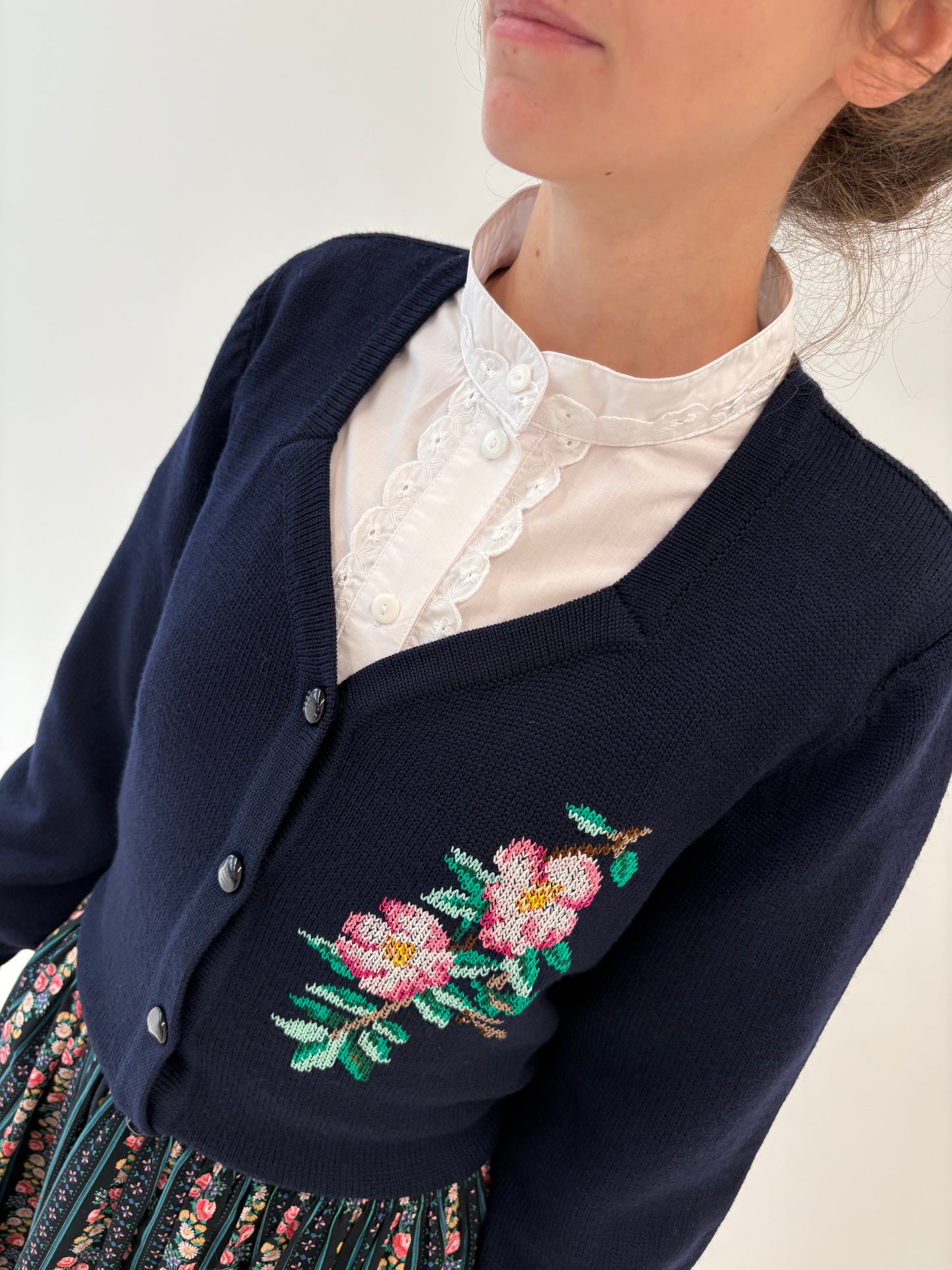 Cardigan vintage lucrat manual din lana extrafina merino de gramaj mare