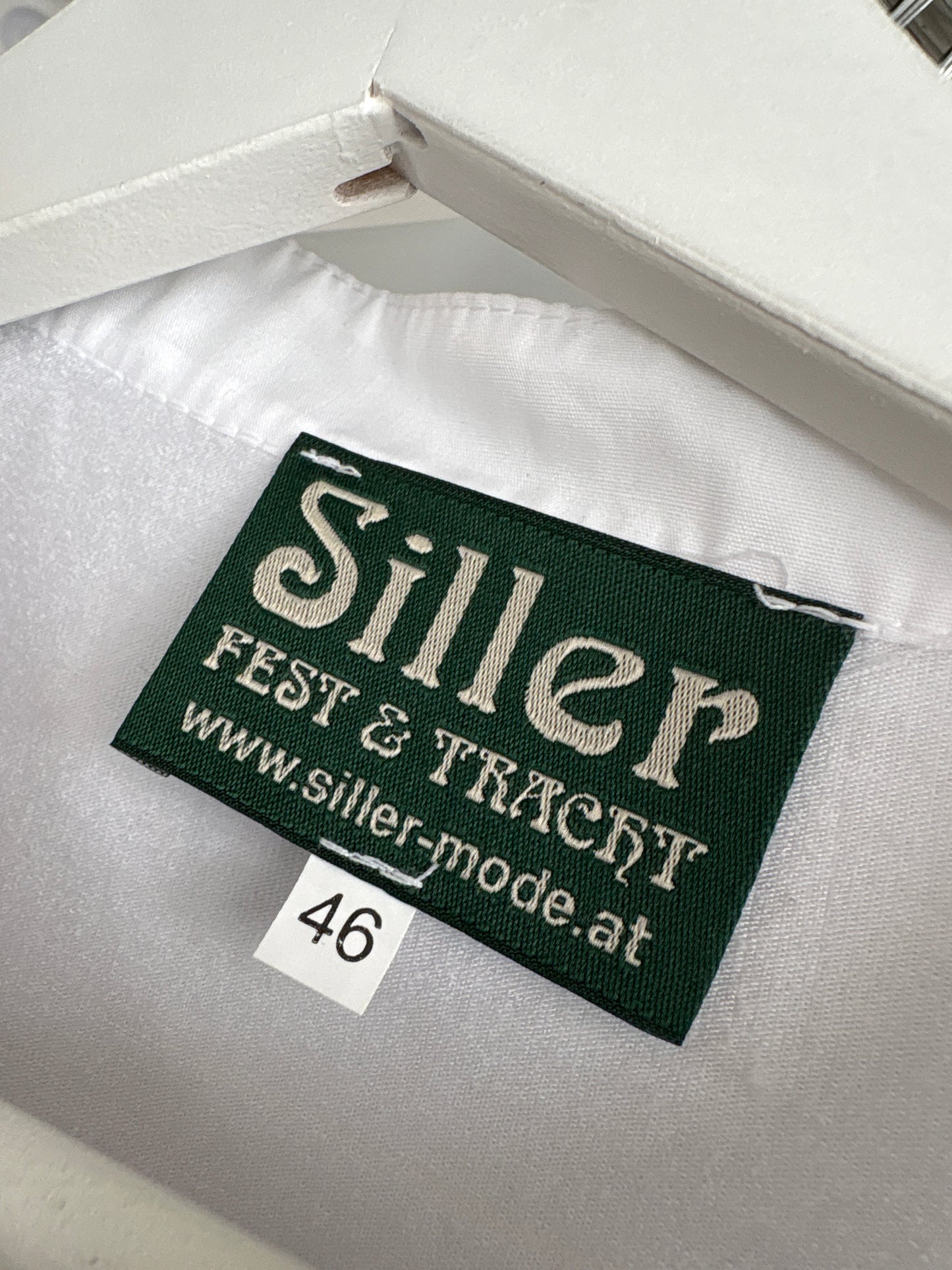 Top ușor cropped cu inserții de dantelă și tiv elastic