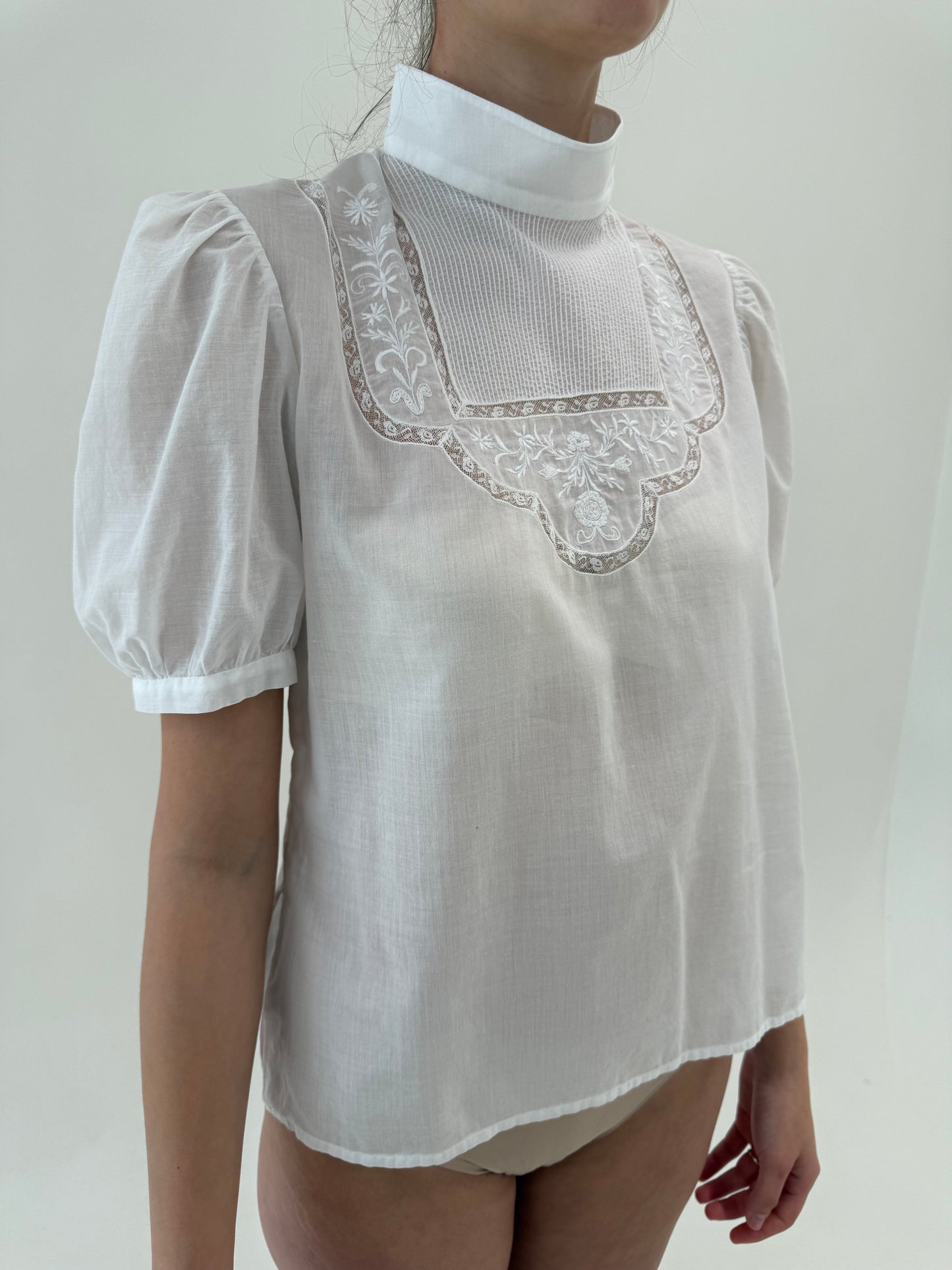 Top vintage excepțional cu broderie, dantelă delicată și umeri bufanți