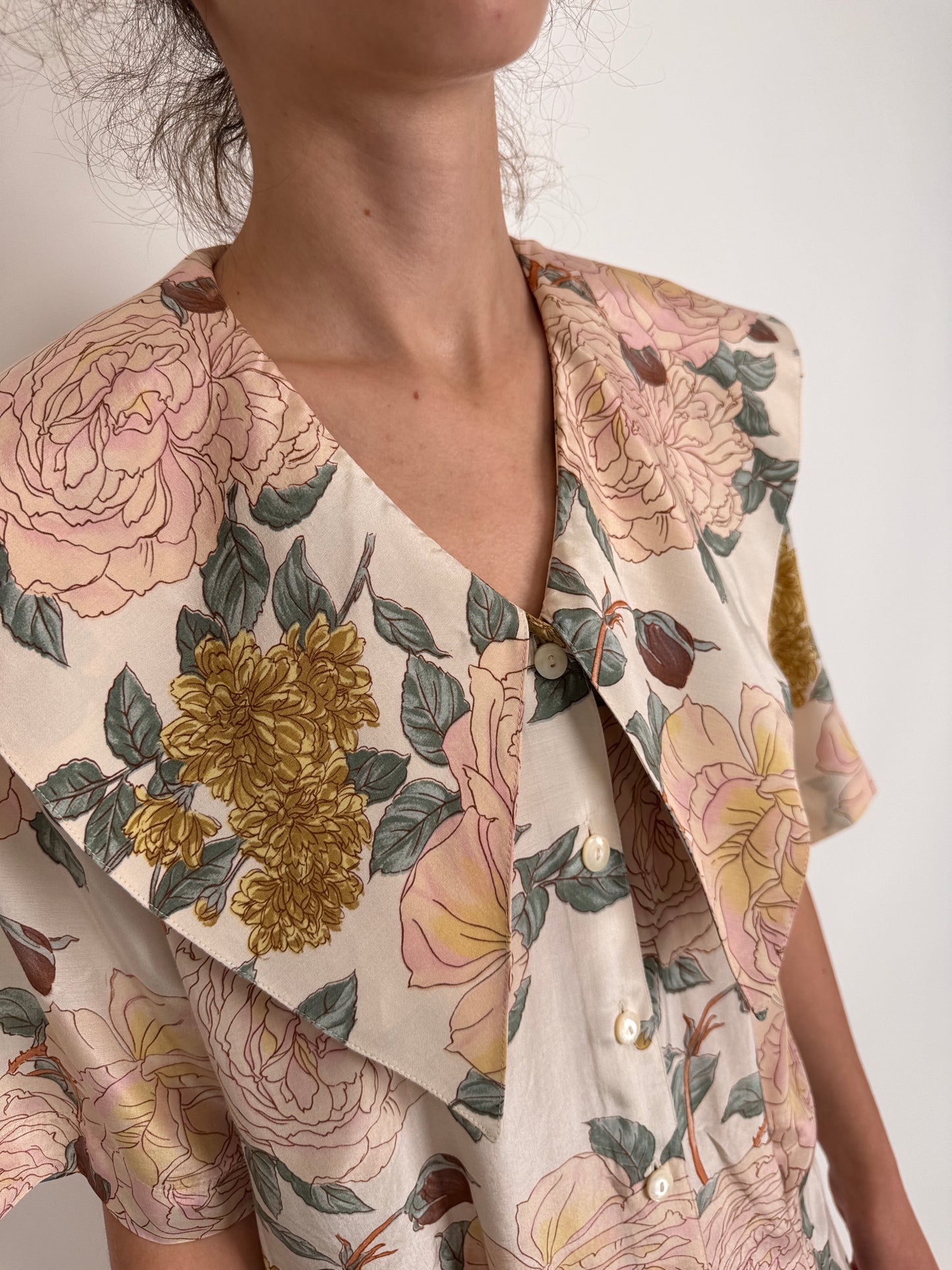 Cămașa vintage cu print floral superb în culori pudrate