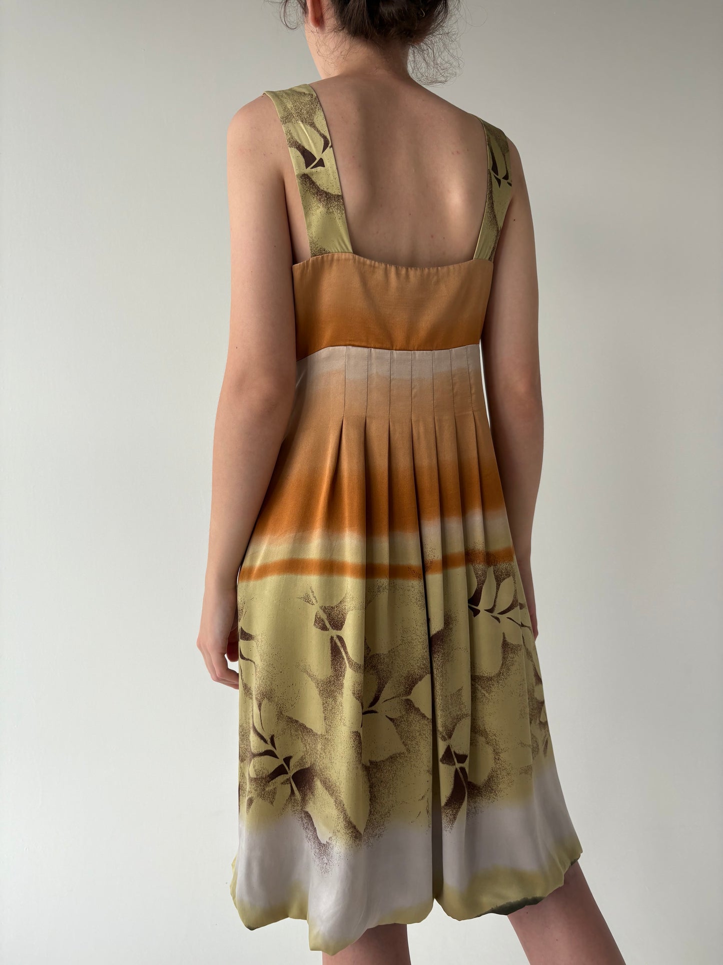Rochie în nuanțe superbe din mătase naturală grea cu talie ultra înaltă marcată