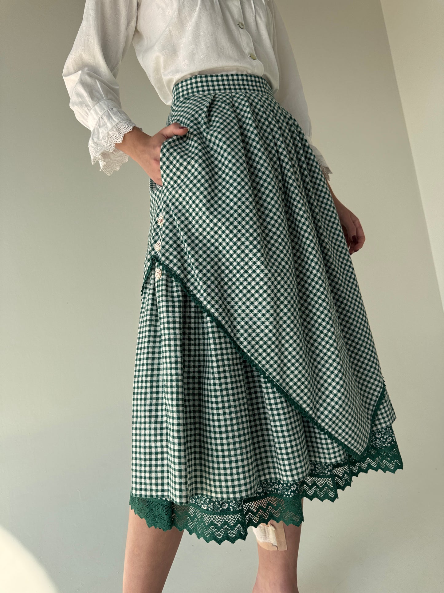 Fustă vintage în croi elaborat din pânză groasă de toamnă cu buzunare
