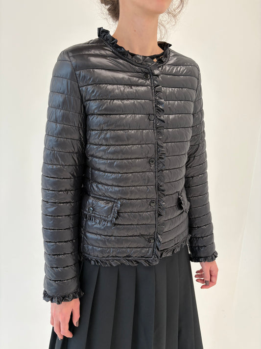 Jacheta neagră business matlasata în croi ușor cambrat impermeabilă