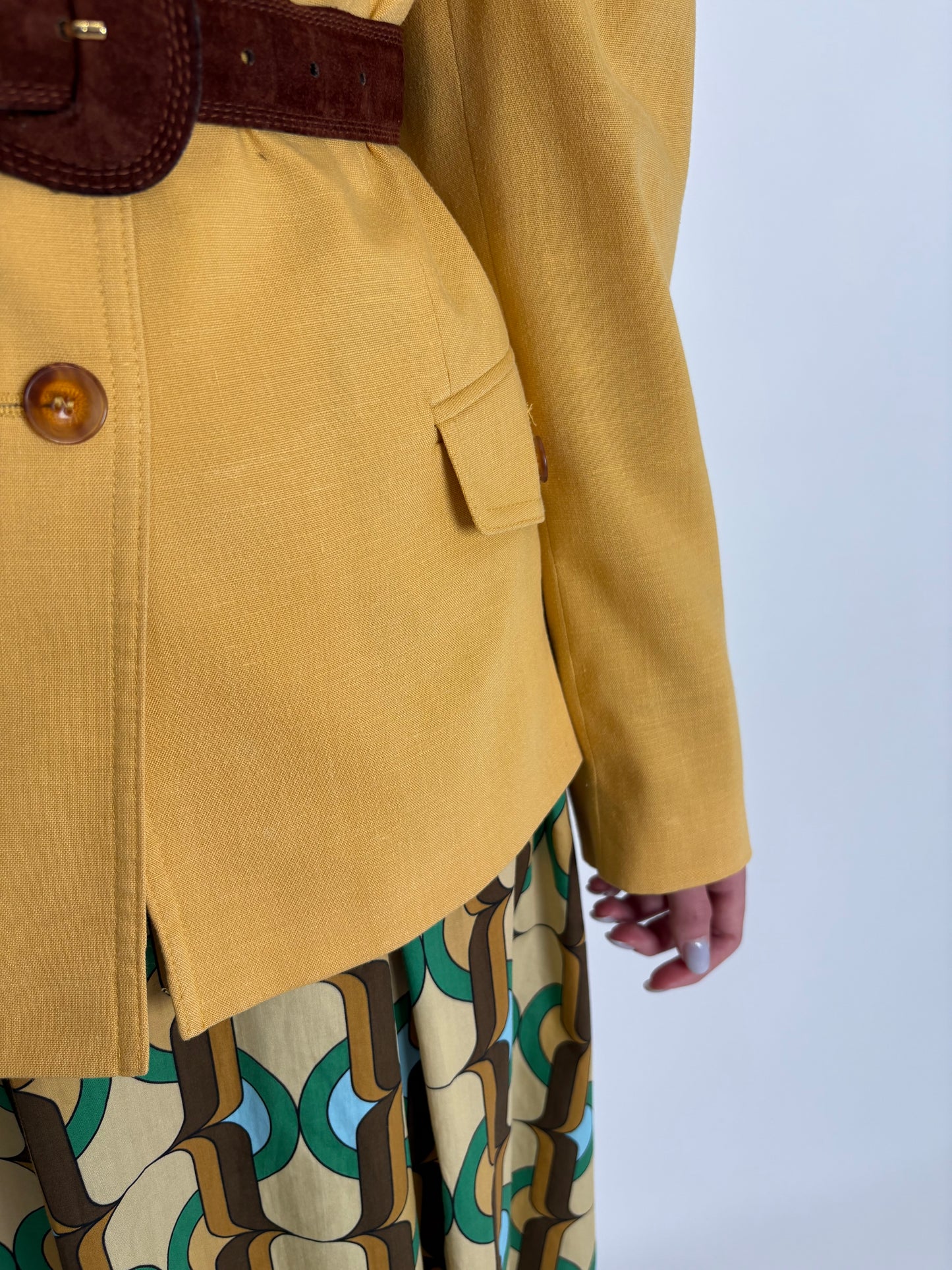 Sacou mustard yellow din pânză în croi minimalist ușor cambrat