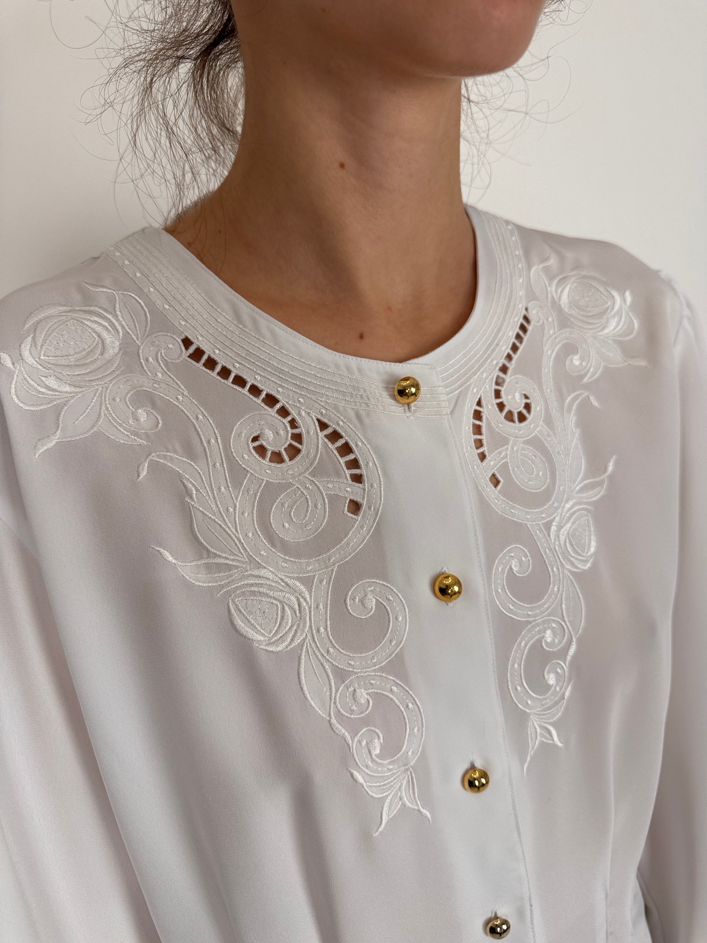 Cămașa vintage ușor cambrata cu broderie anglaise