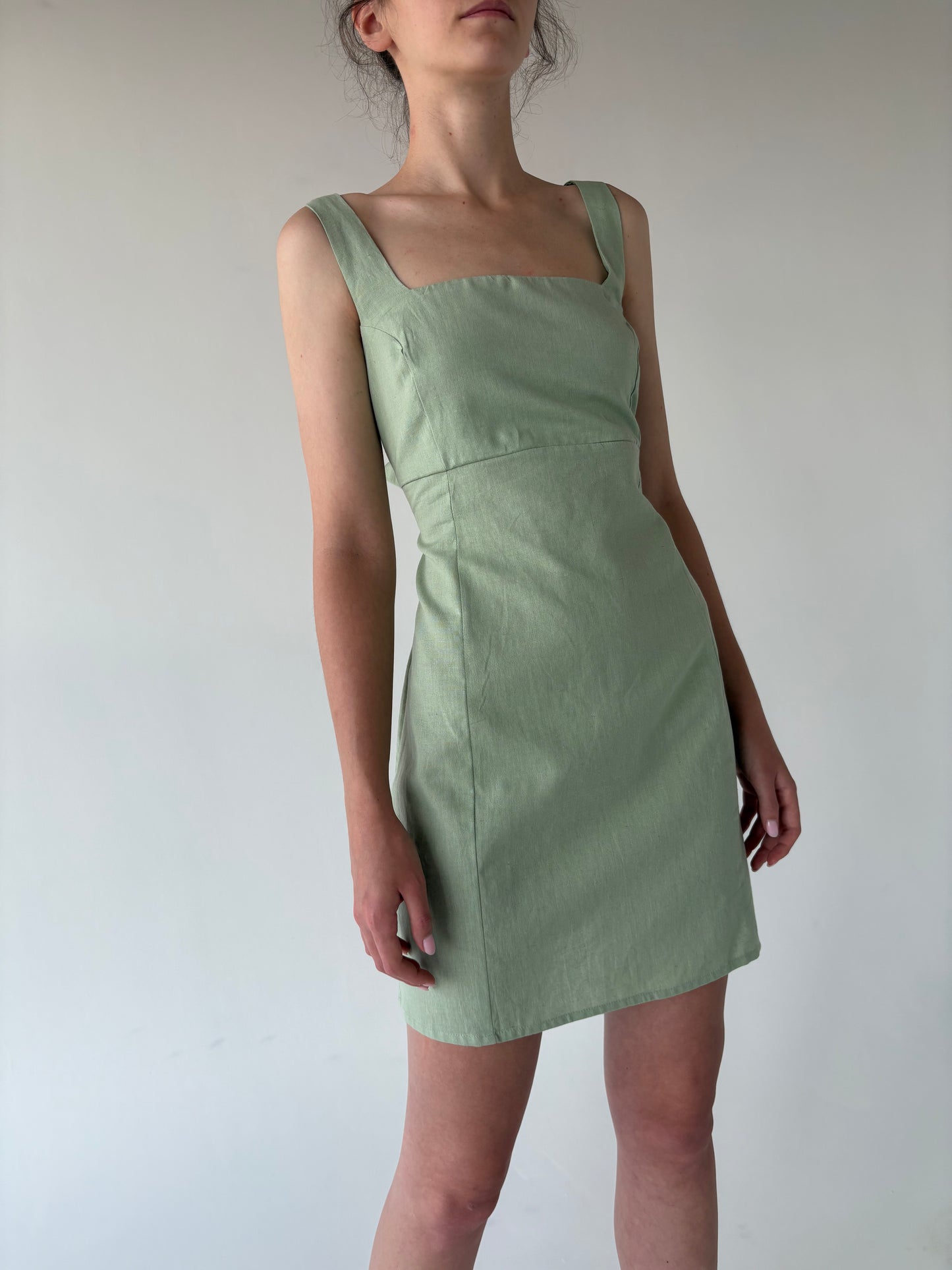 Rochie nouă pistachio green din in cu sate ușor reglabil și decupaj