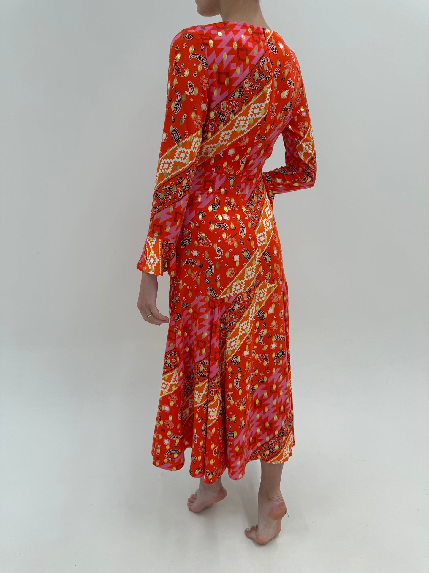 Rochie maxi în culori tari cu print auriu și talie ultra înaltă marcată