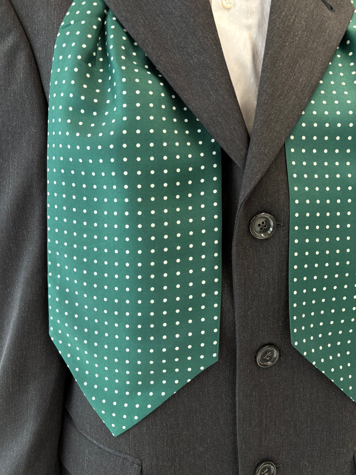 Ascot tie din mătase naturală forest green cu buline ivorie