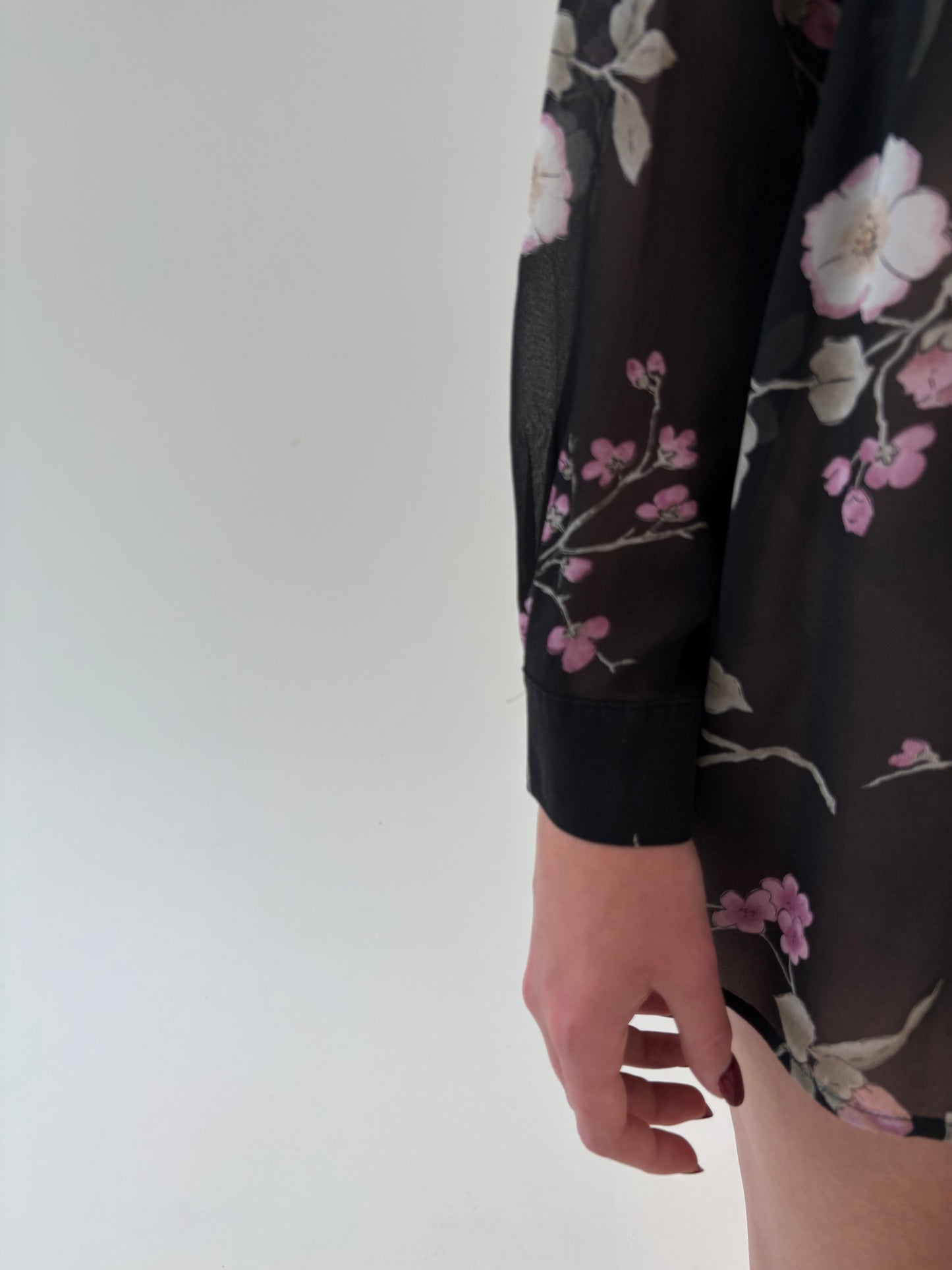 Cămașa cu print floral delicat cu flori de cireș din Georgette de mătase naturală