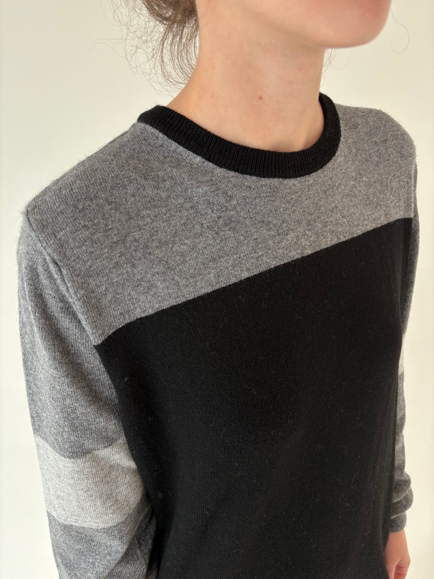 Pulover tall colorblock din mix de cașmir în nuanțe de gri cu negru