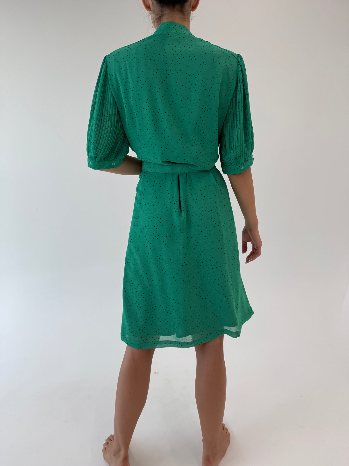 Rochie vintage verde tare cu buline, centura proprie și feronerie aurie
