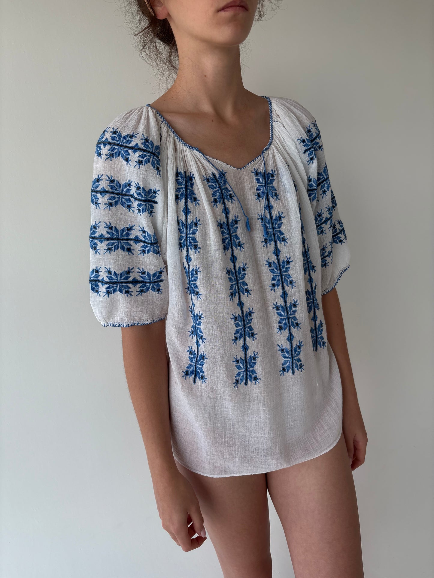 Top excepțional din pânză moale cu broderie manuală delicată