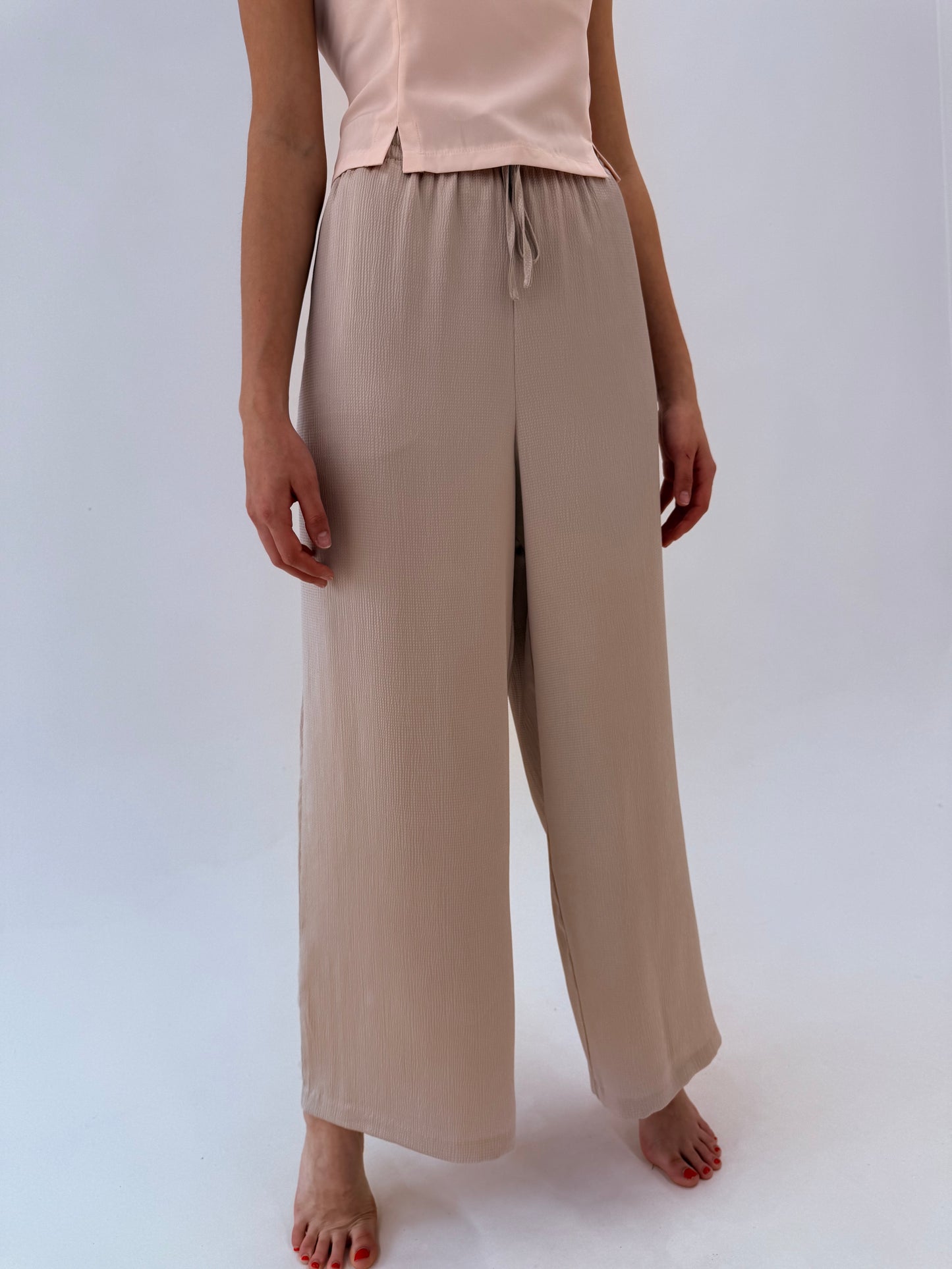 Pantaloni sand nude palazzo cu talie ultra înaltă din material ușor satinat și texturat
