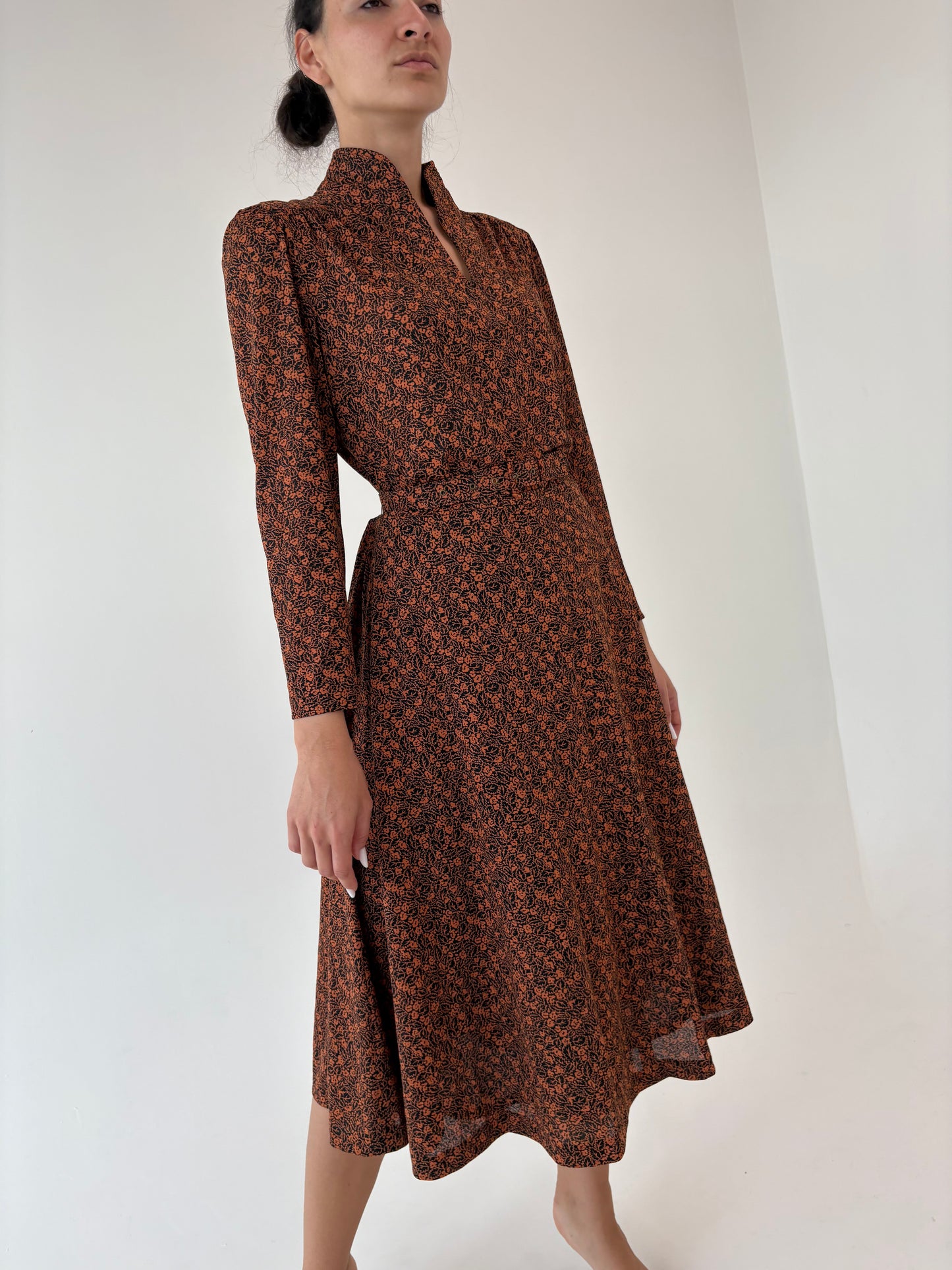 Rochie vintage cu print delicat chocolate brown cu talie ultra marcată