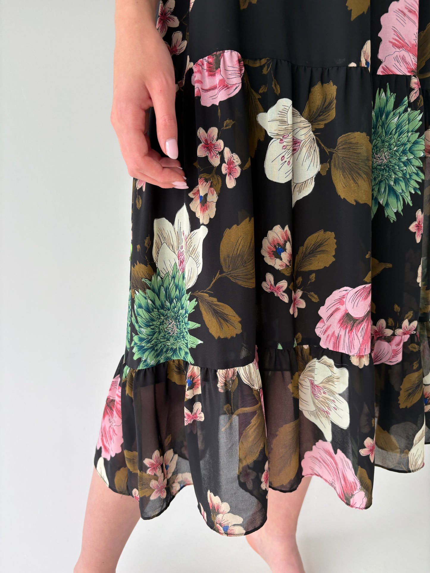 Rochie neagră cu print floral superb și mănecute cu volan