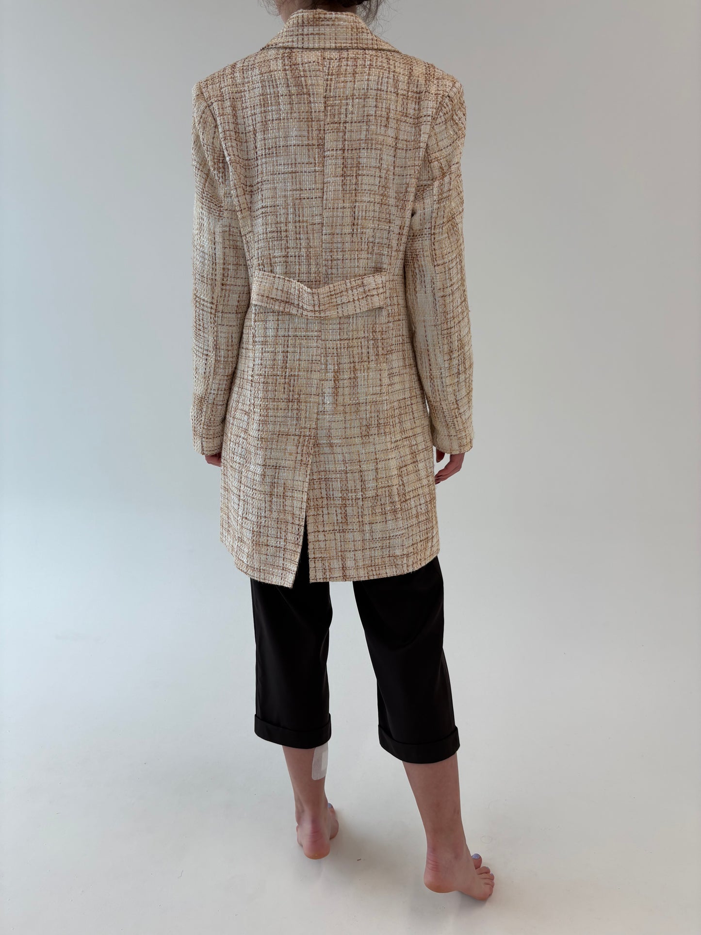 Pardesiu tall în stil Chanel din tweed în nuanțe de nude și croi ușor cambrat