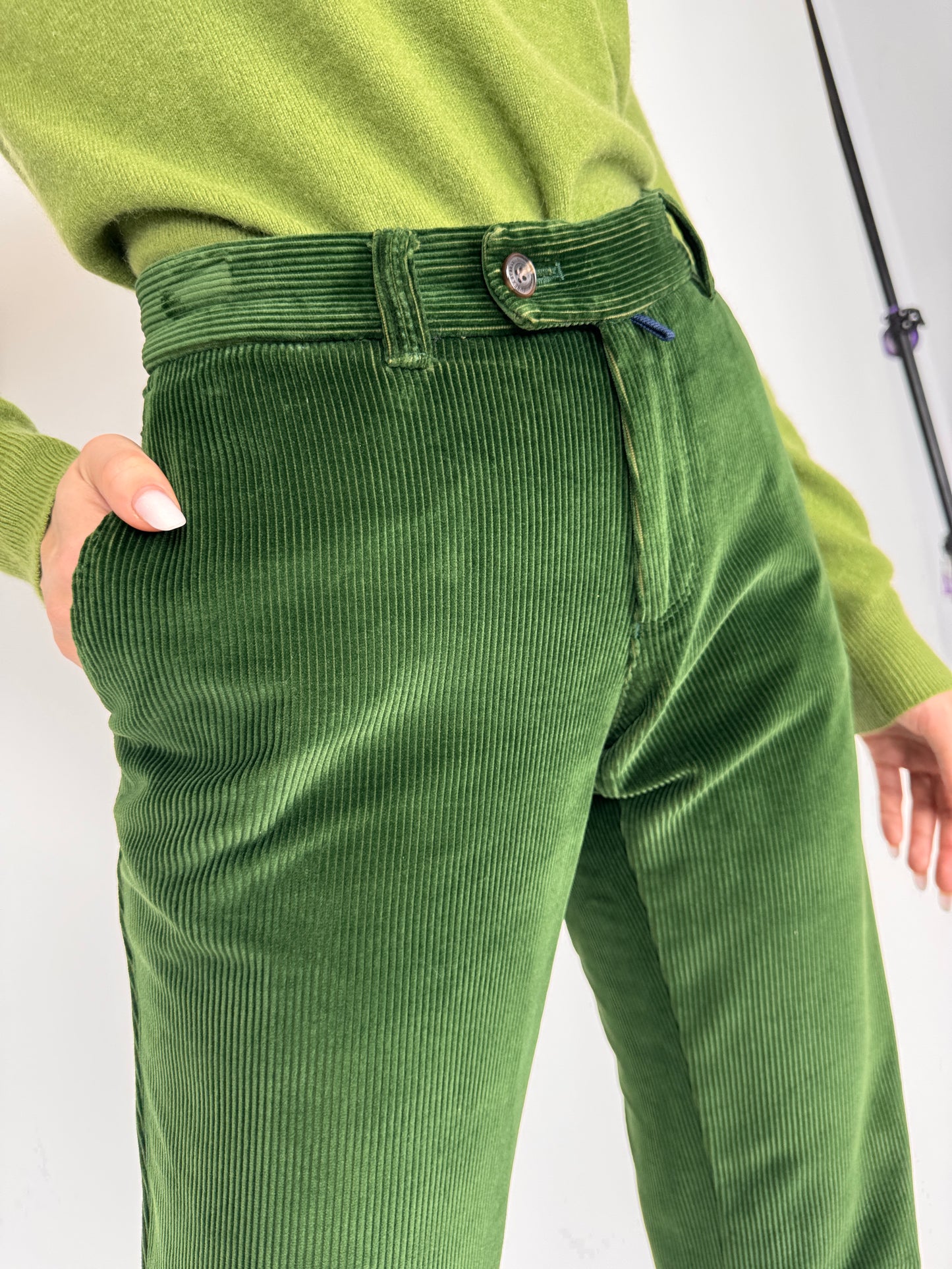 Pantaloni premium din catifea raiata verde superb