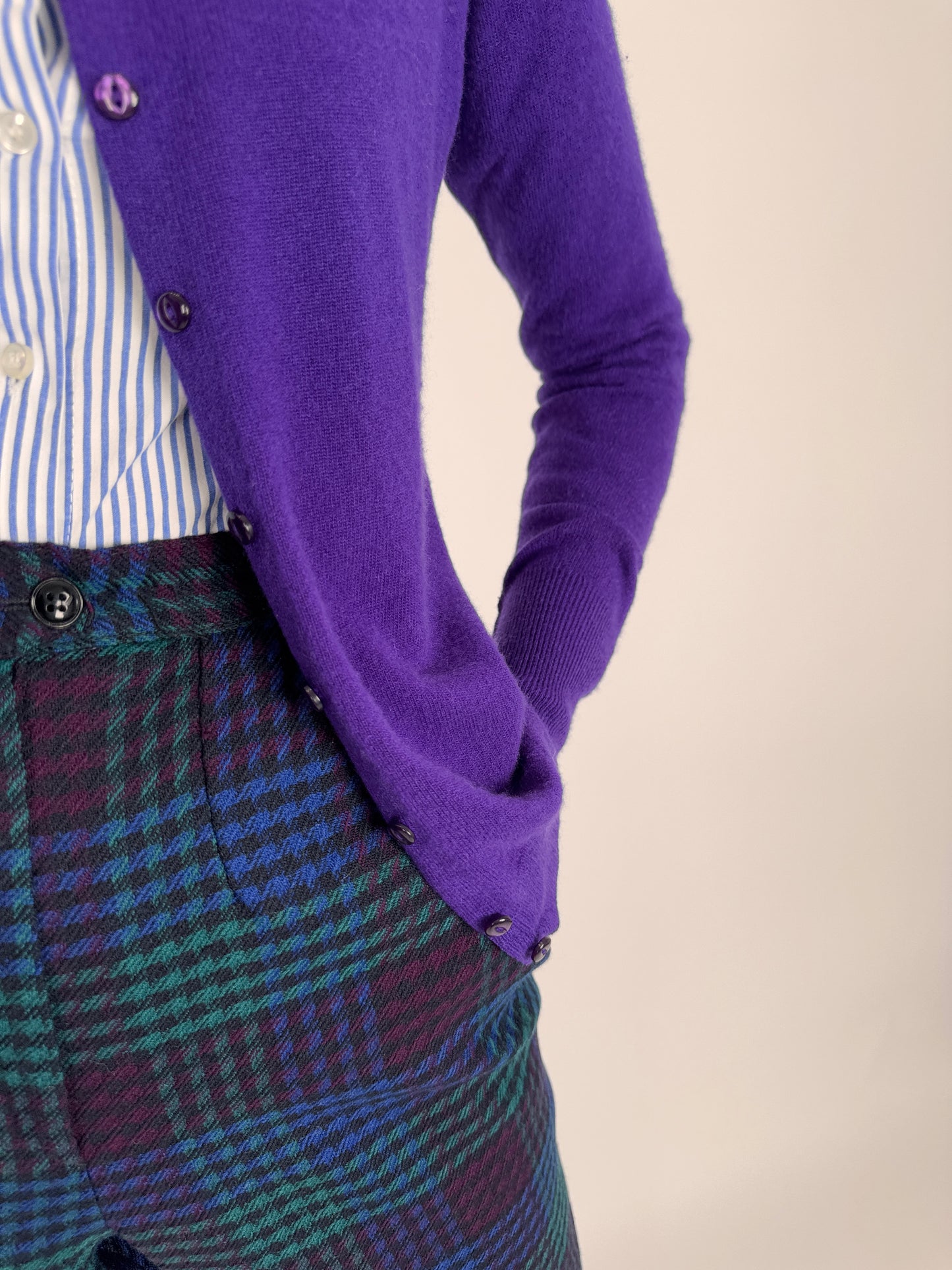 Cardigan tall electric violet din cașmir scoțian cu manșete înalte