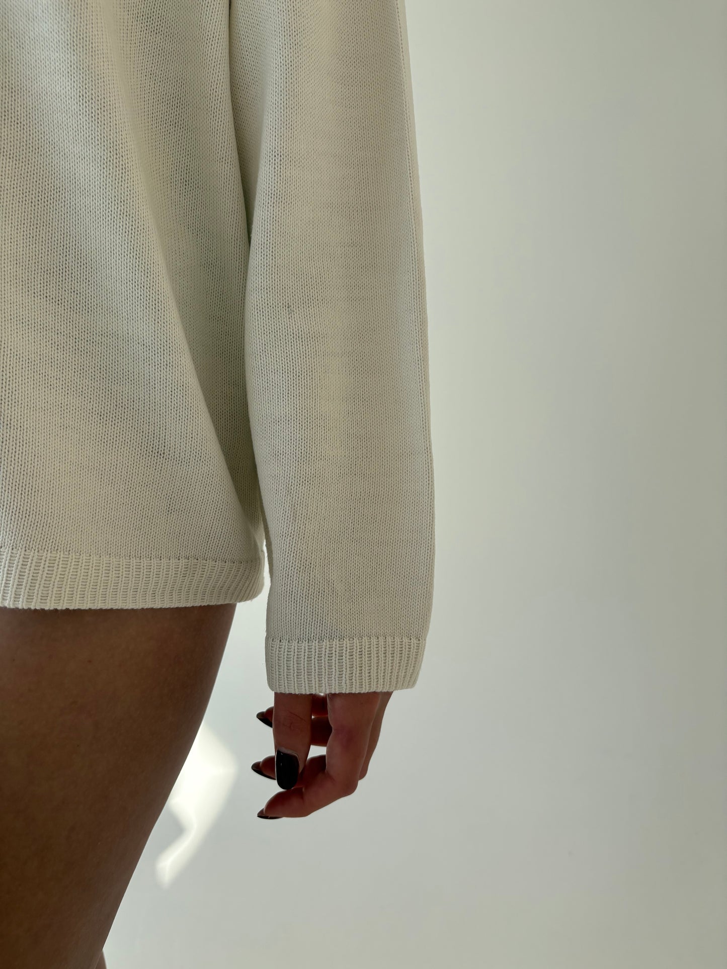 Puloveras vintage butter white cu aplicații delicate din mix de lana