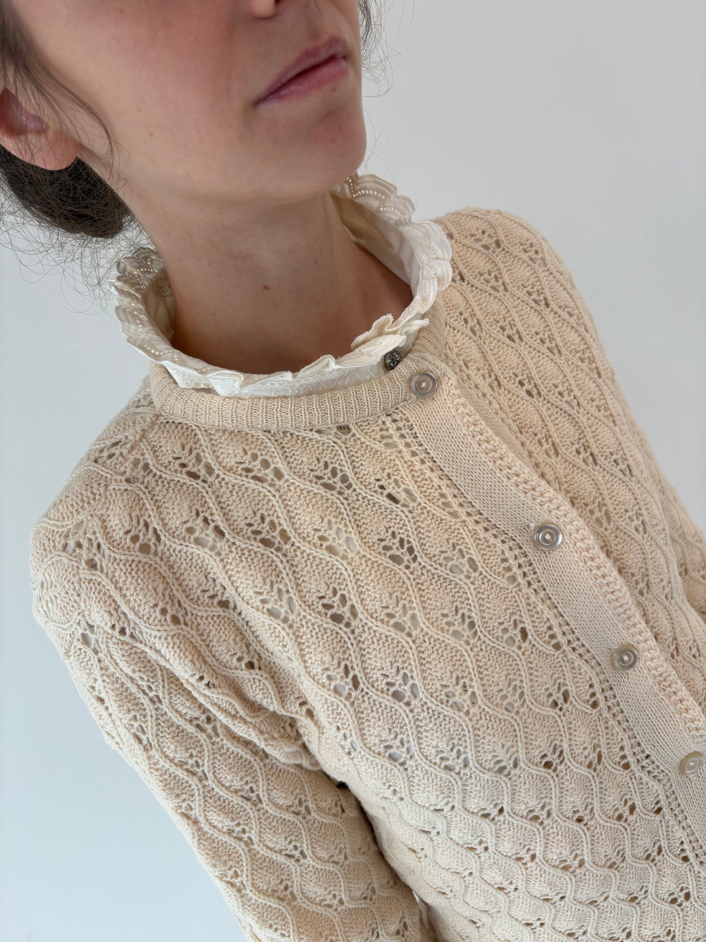 Cardigan vintage butter white lucrat manual din lana 3D dantelata