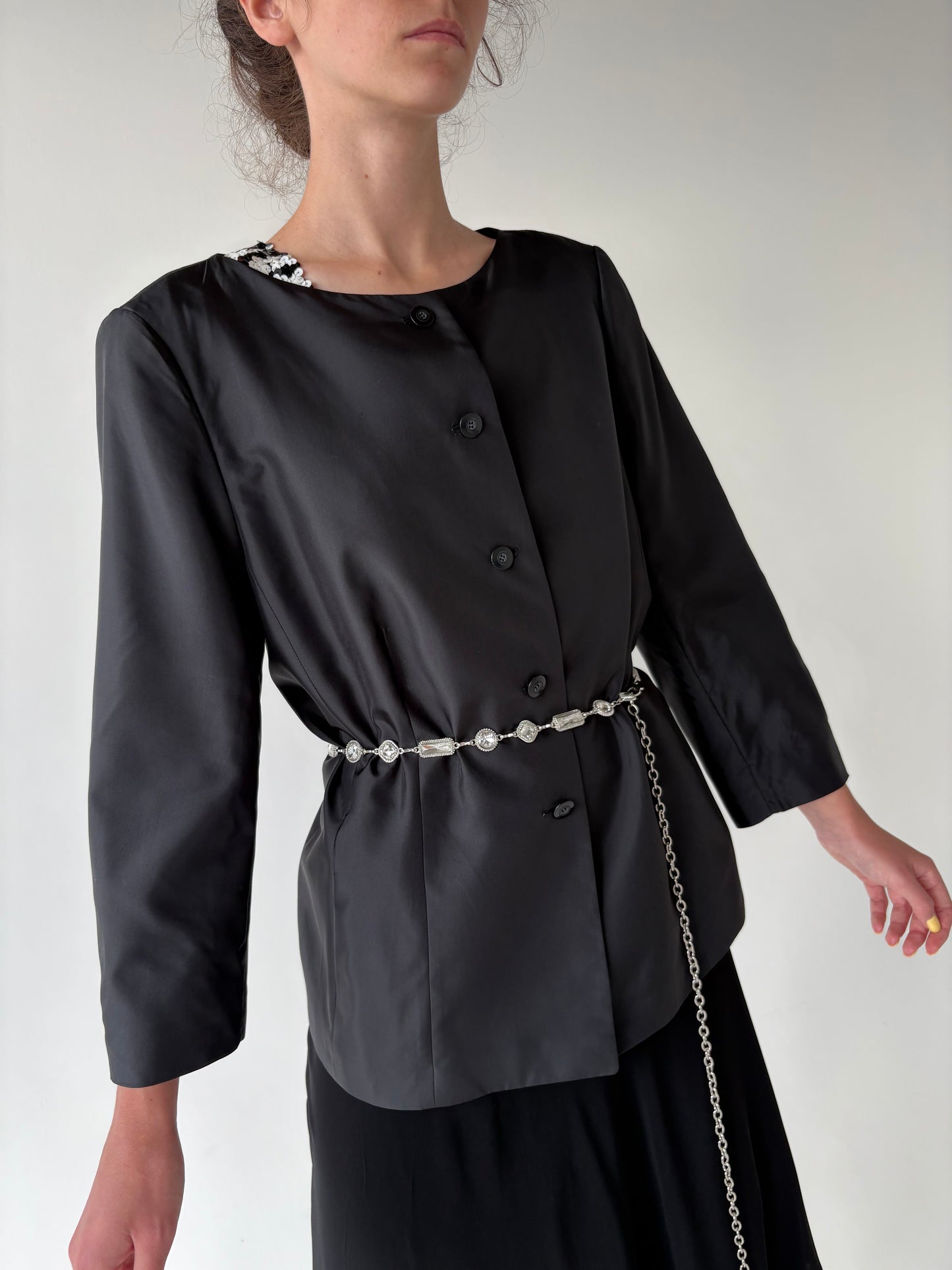 Sacou negru în croi minimalist ușor cambrat și satinat