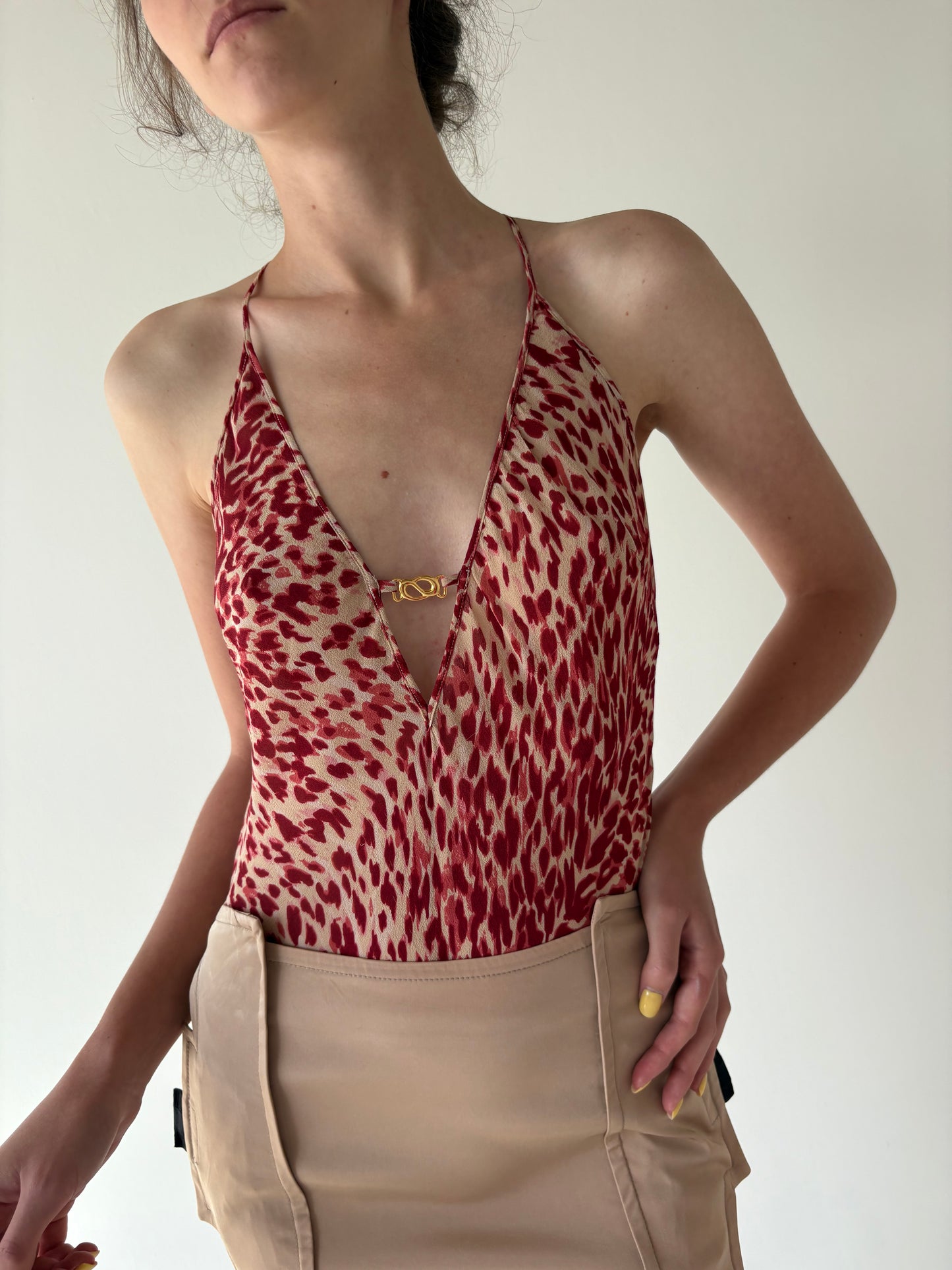 Rochie mini cu decupaj la spate din mătase naturală în bie