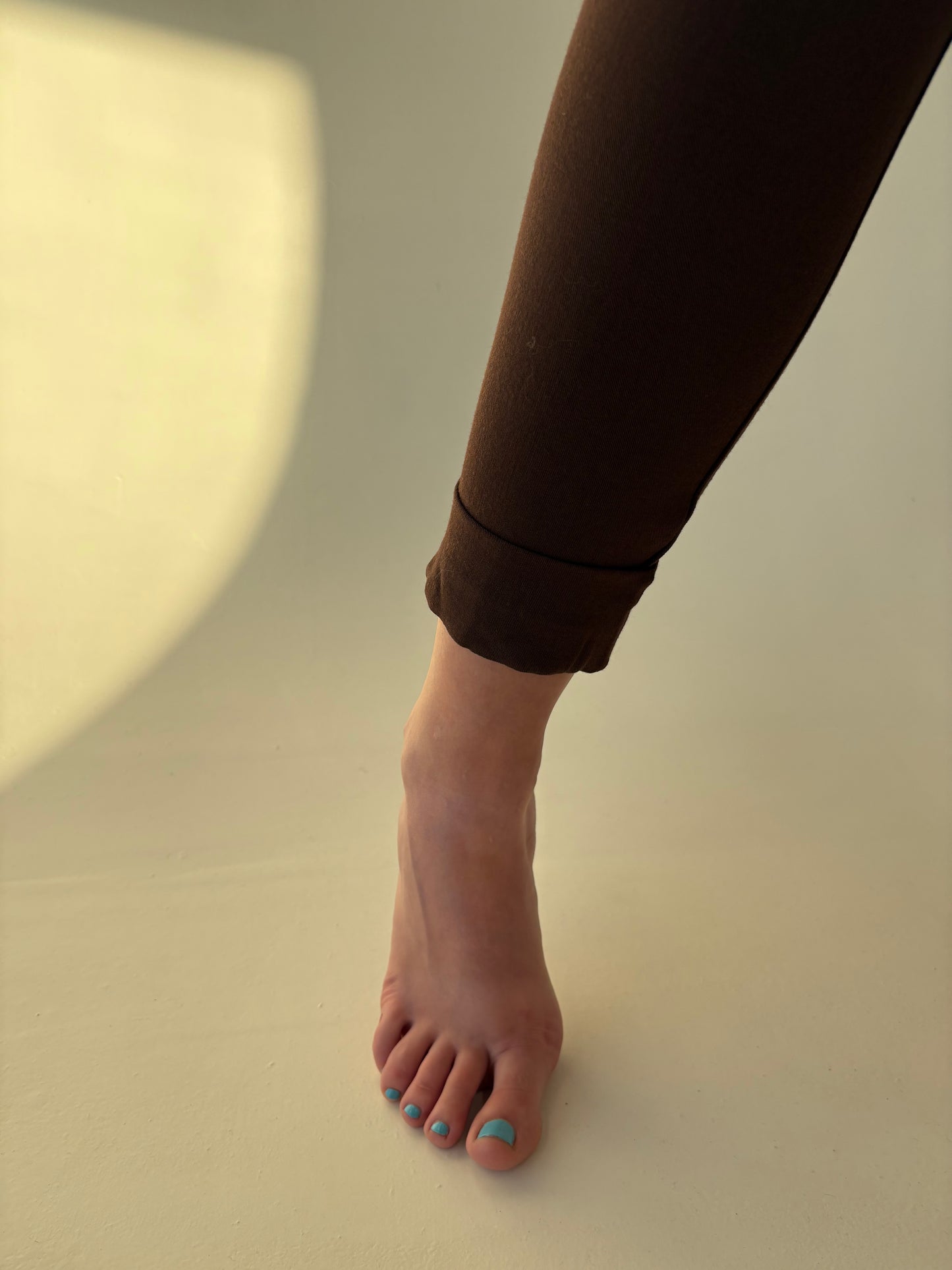 Pantaloni chocolate brown din lana extrafina strech cu talie ultra înaltă