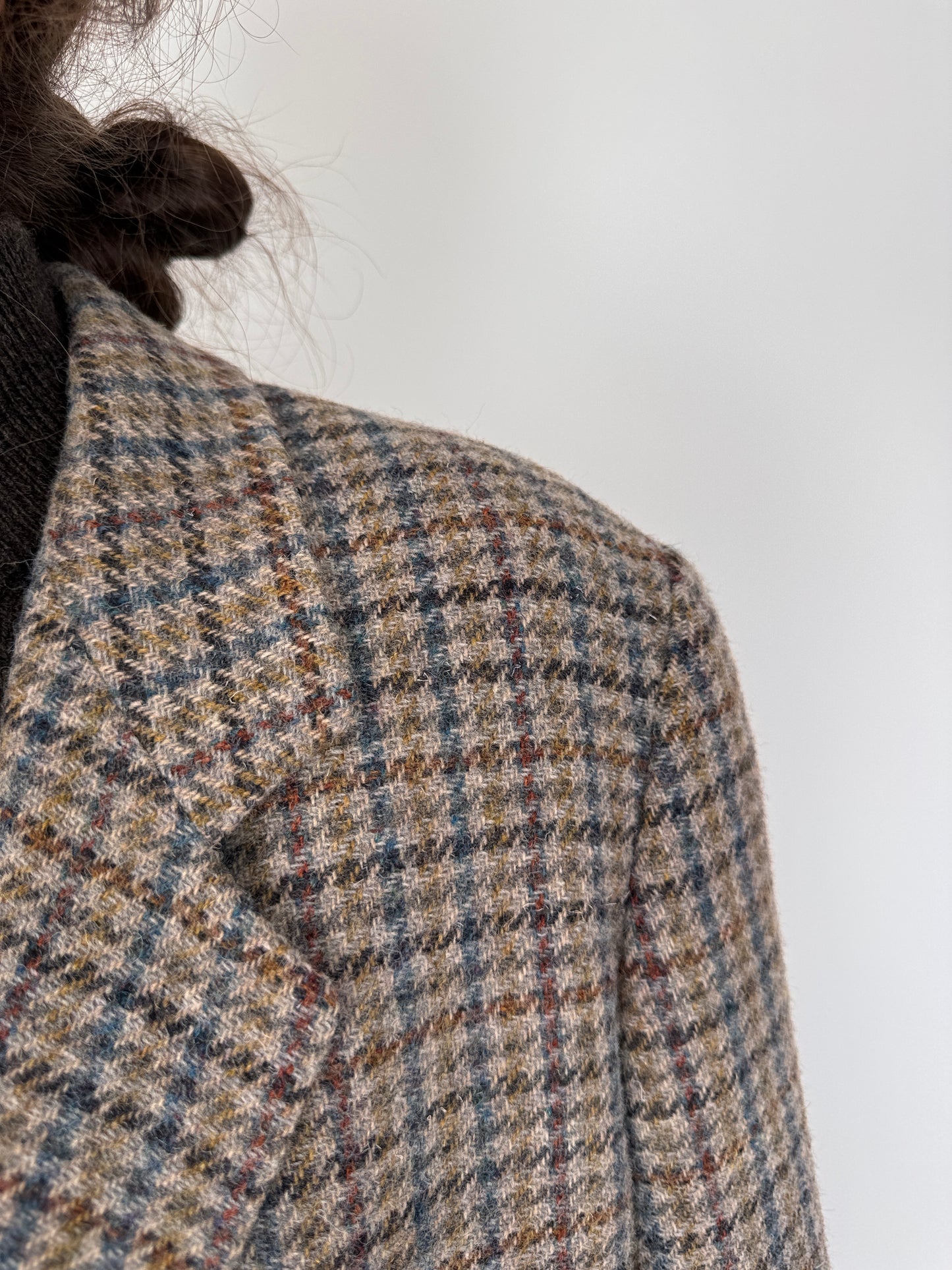 Sacou dark nude în carouri din tweed gros de lana