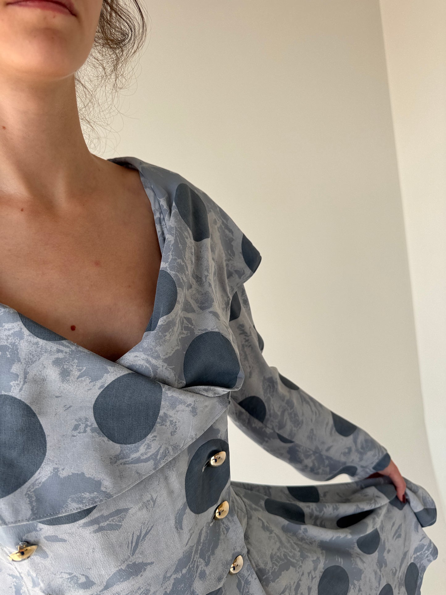 Rochie vintage cu buline, guler supradimensionat si talie ultra marcată