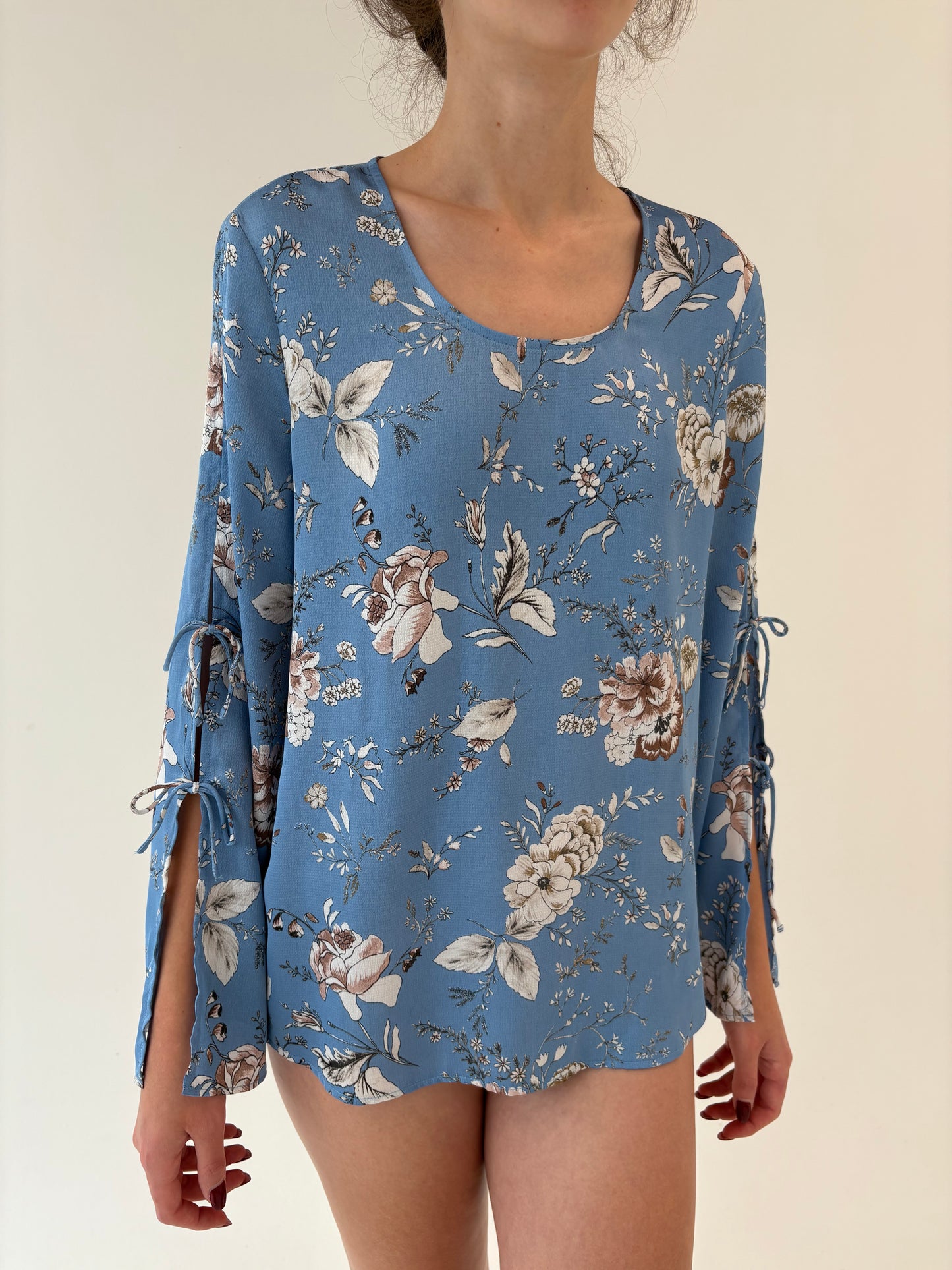 Top albastru ciel ușor satinat cu mâneci evazate și print floral