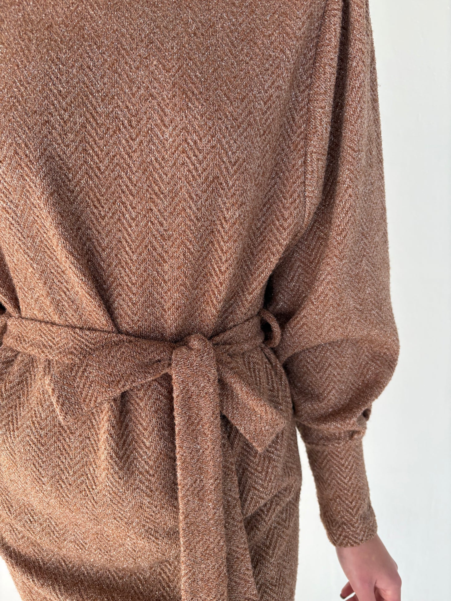 Rochie camel din tricot cu manșete ultra înaltă și inserții extrafine aurii