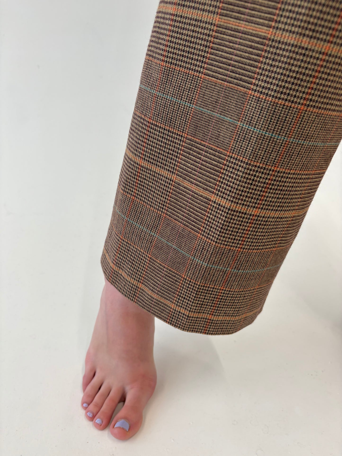 Pantaloni camel în carouri și croi drept din canvas gros modelator de bumbac
