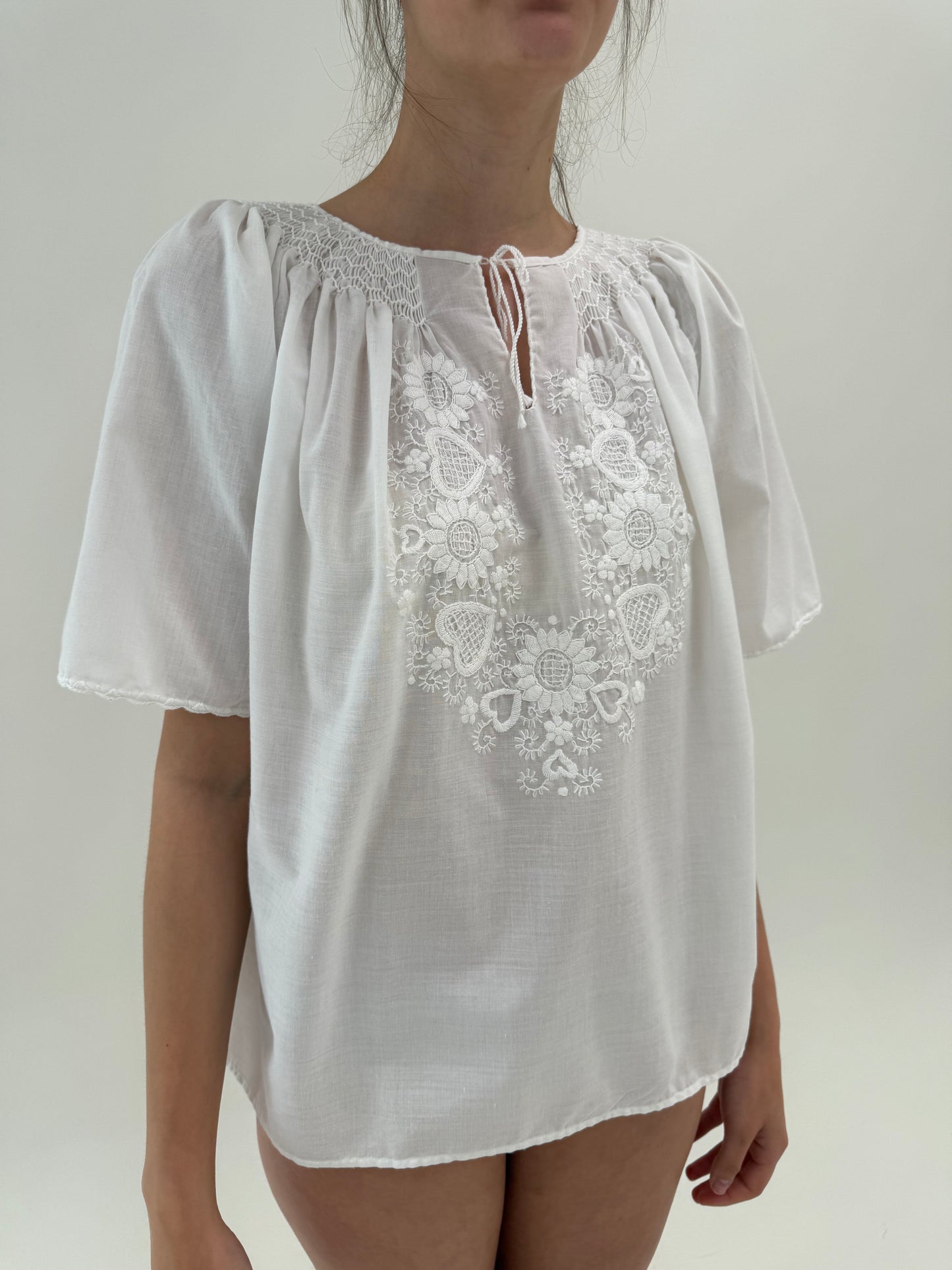 Top tip ie cu broderie delicată și lucrătură manuală din panzica de bumbac