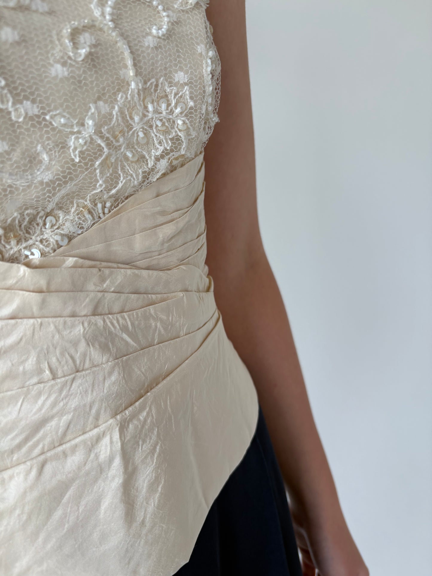 Corset butter white reglabil cu aplicații manuale și dantelă chantily